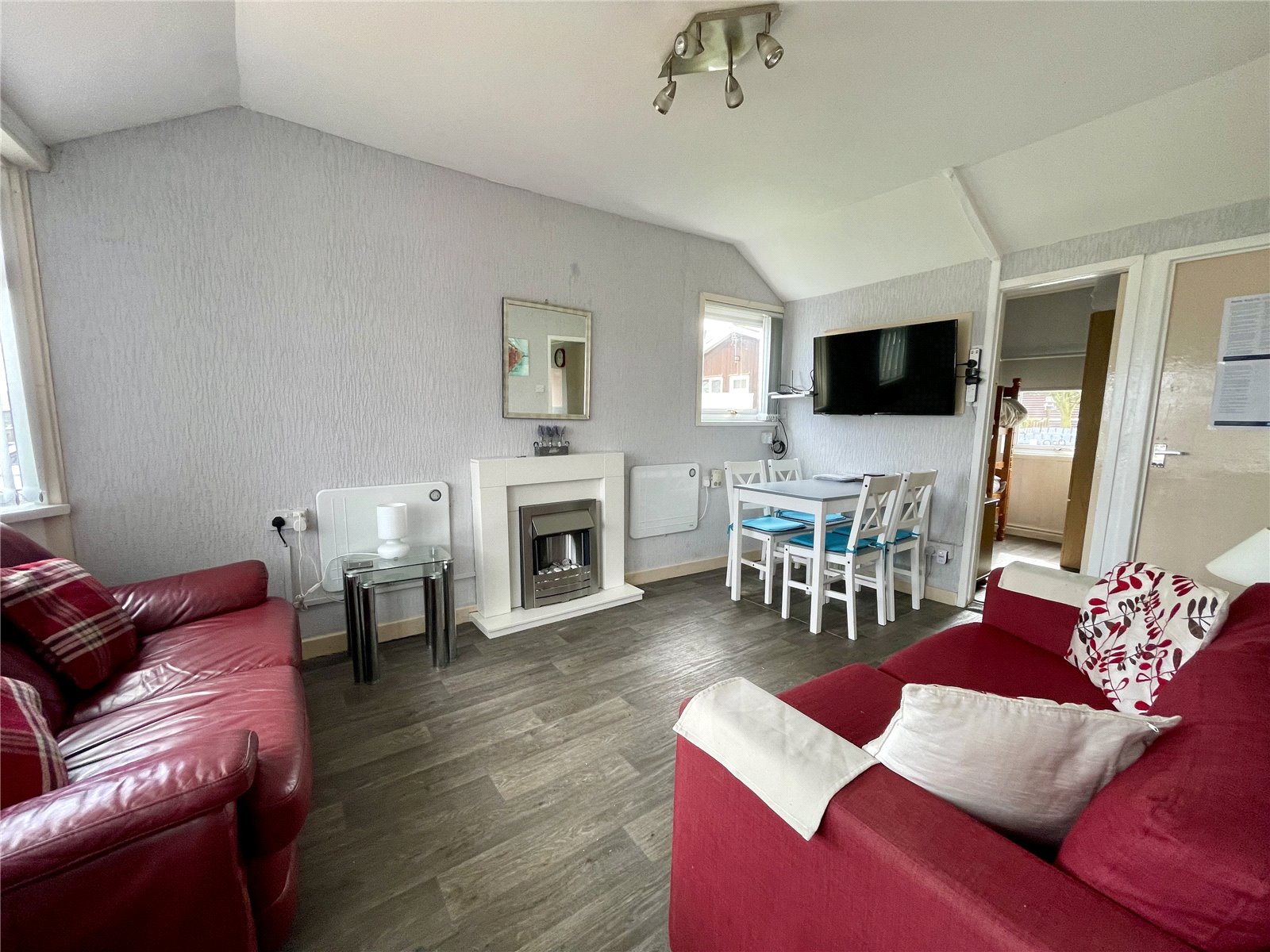 2 bed bungalow for sale in Fourth Avenue, Bridlington  - Property Image 6