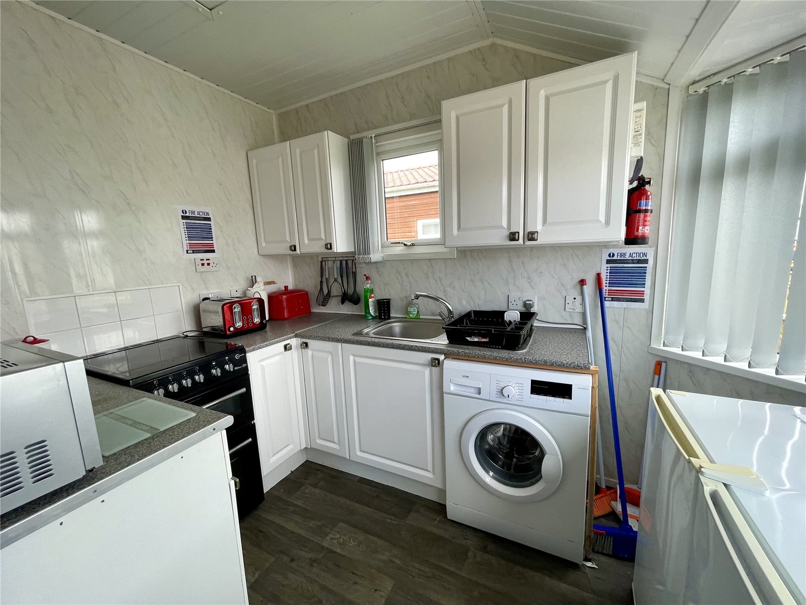 2 bed bungalow for sale in Fourth Avenue, Bridlington  - Property Image 3
