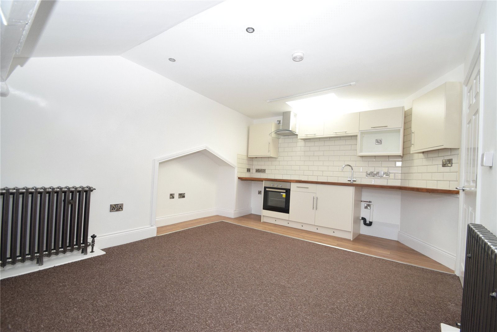 2 bed apartment to rent in Royal Crescent, Scarborough  - Property Image 2
