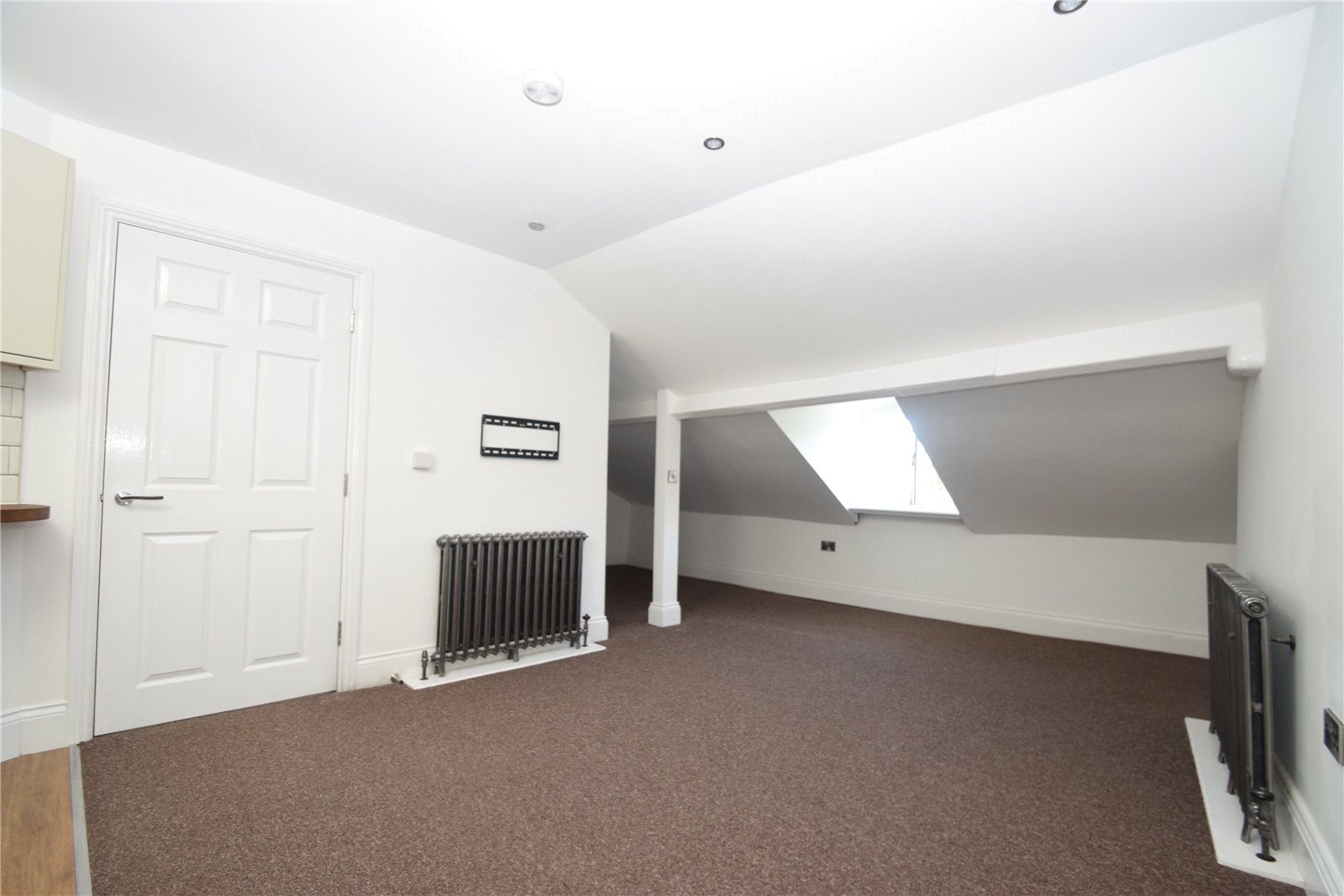 2 bed apartment to rent in Royal Crescent, Scarborough  - Property Image 3