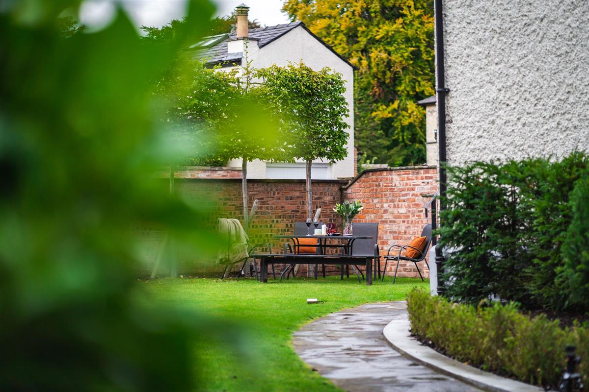 2 bed flat for sale in Albert Square, Altrincham  - Property Image 9