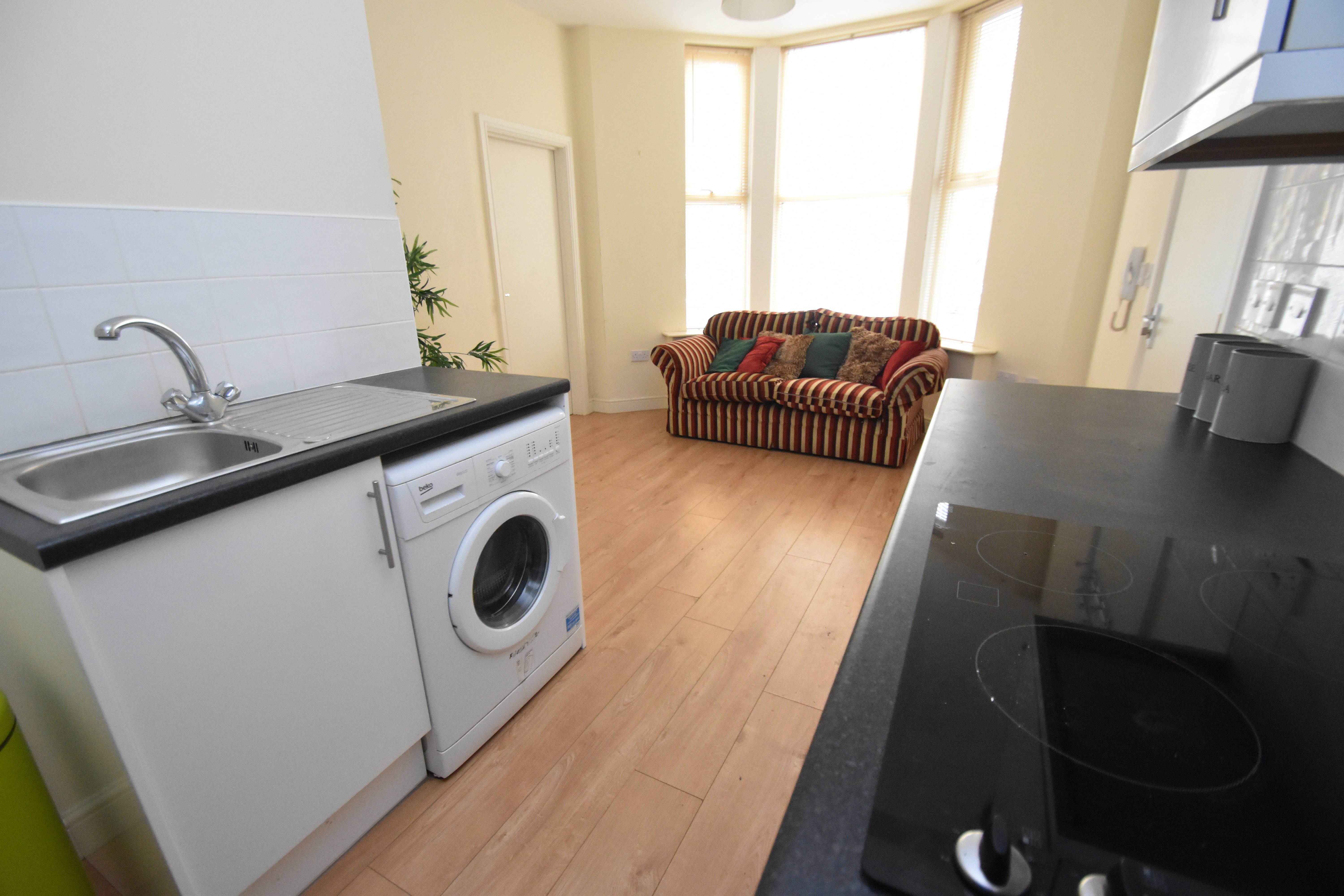 1 bed flat to rent in Connaught Road 2