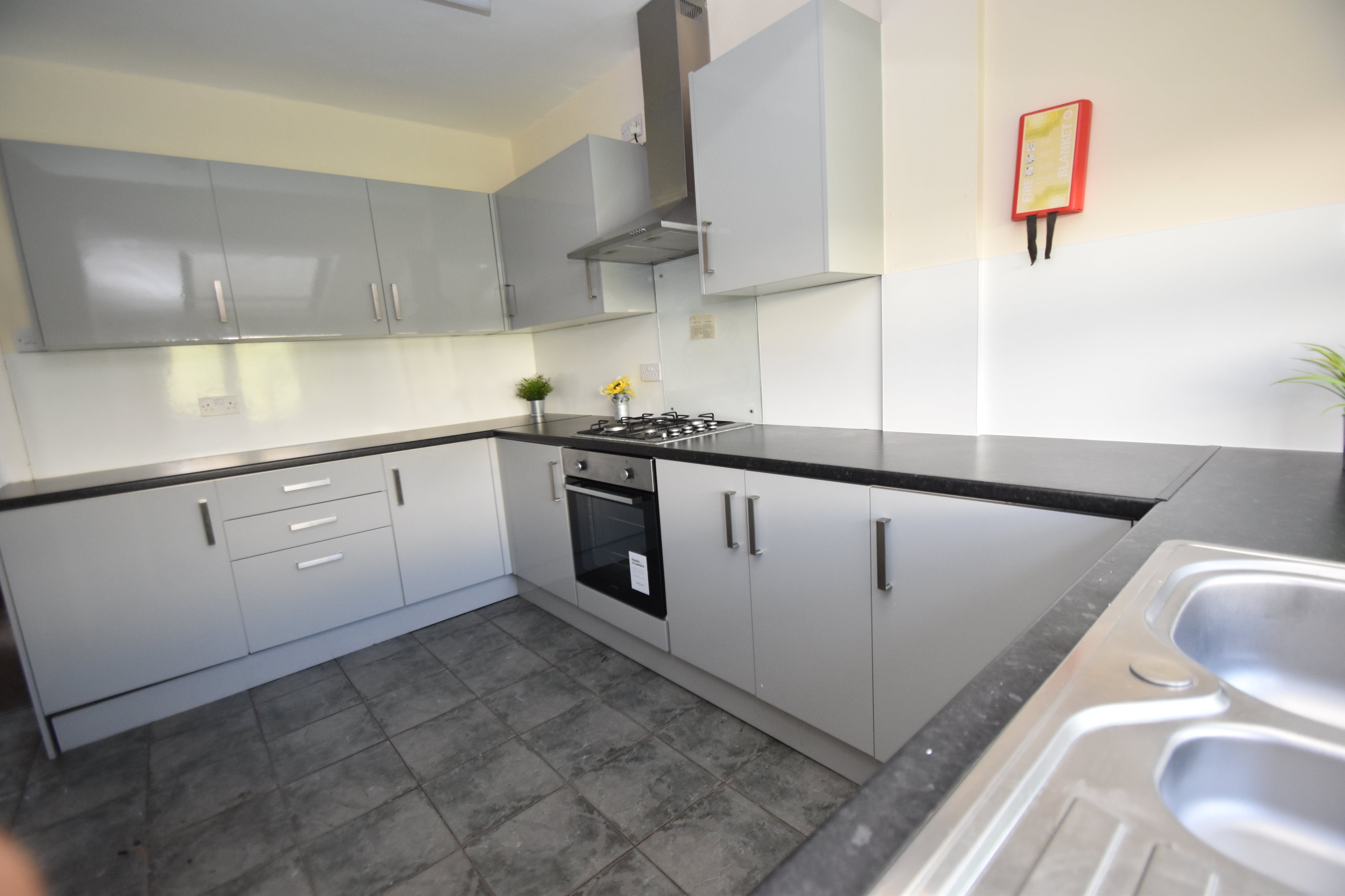 5 bed house to rent in Malefant Street, Cathays 2