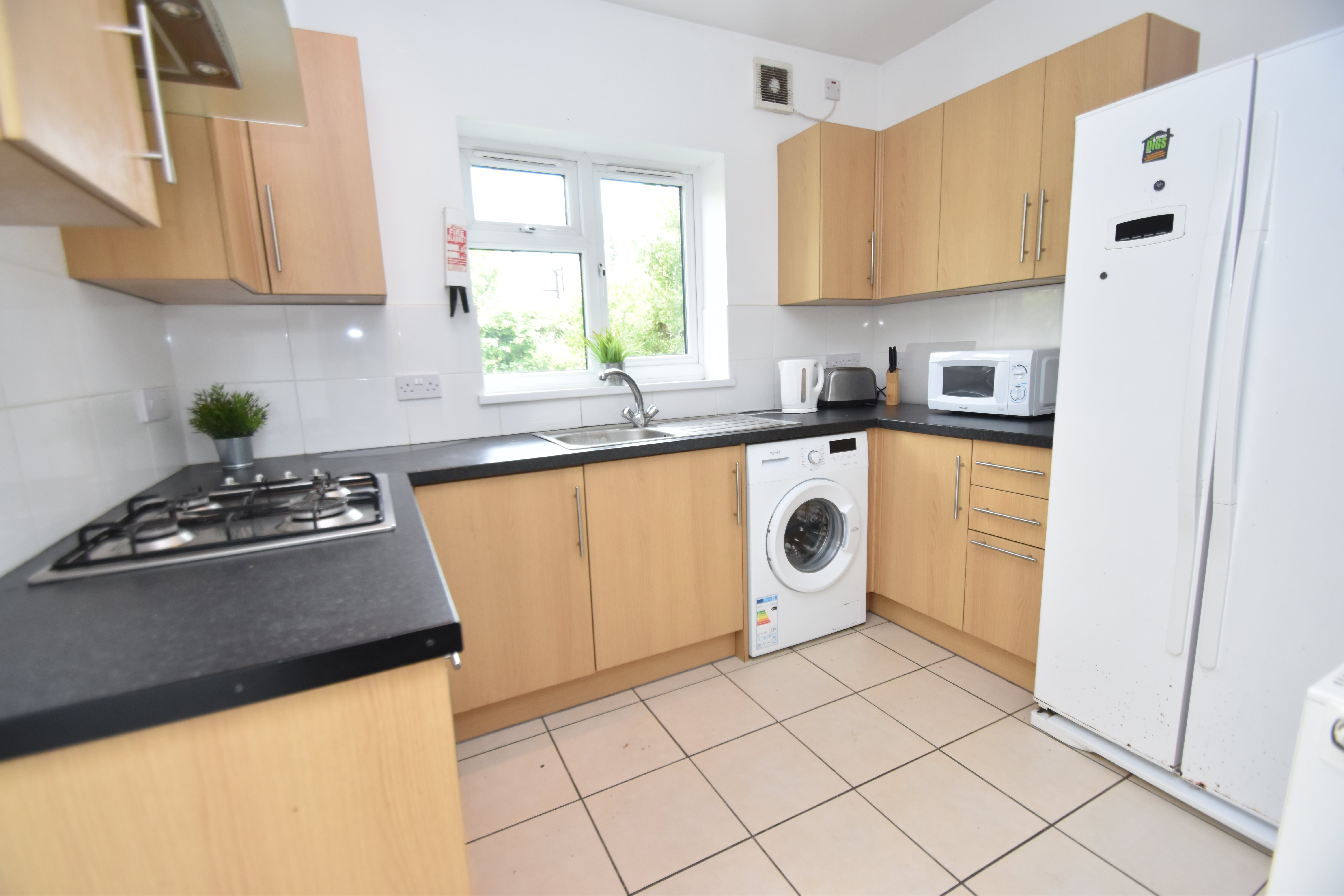 4 bed house to rent in Manor Street, Heath - Property Image 1