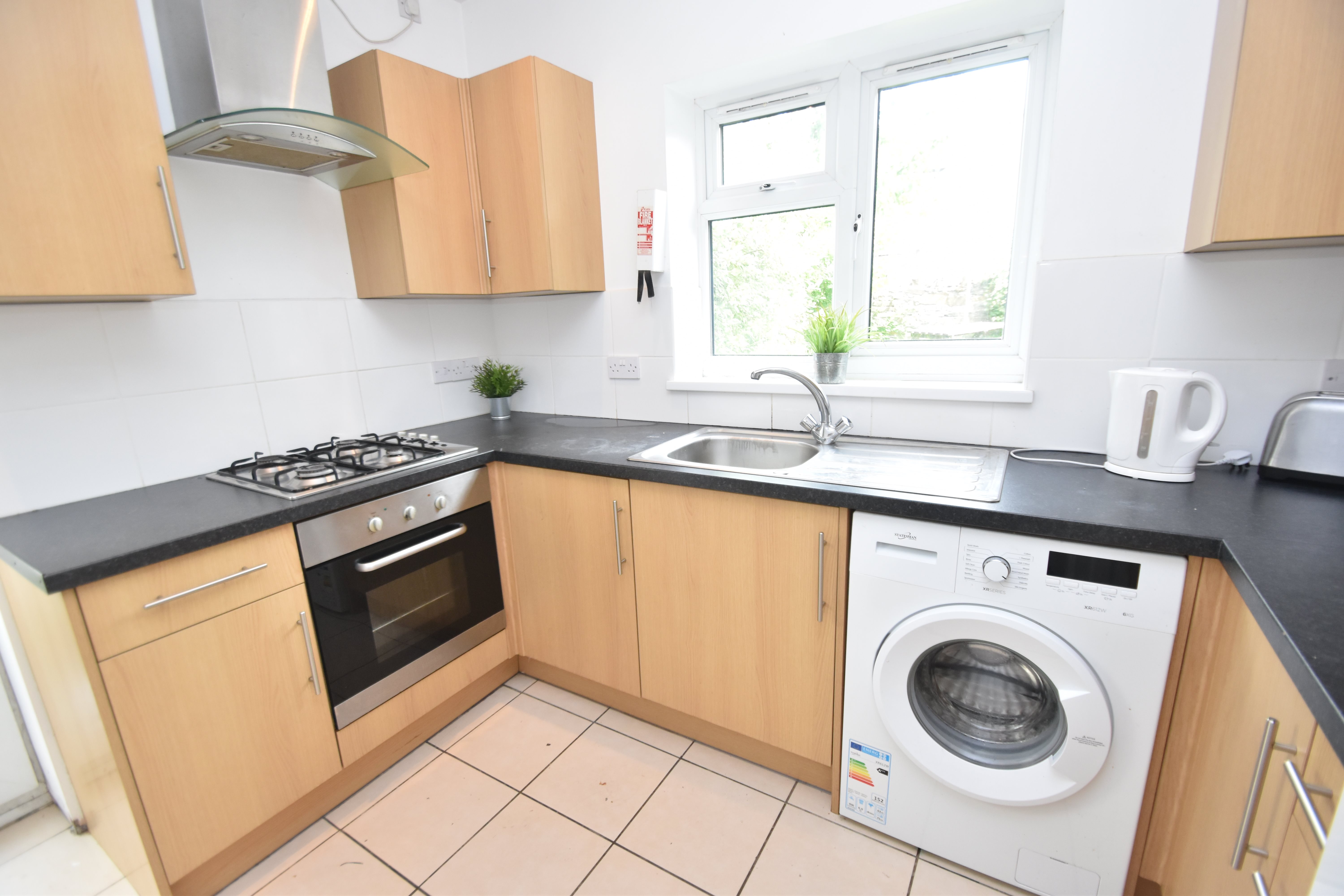 4 bed house to rent in Manor Street, Heath 3