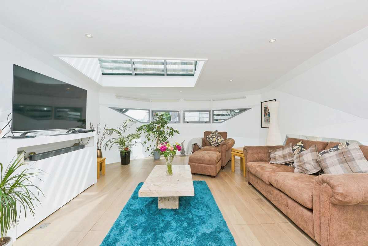 2 bed house boat for sale in Panther Quay, Kingston upon Thames  - Property Image 1