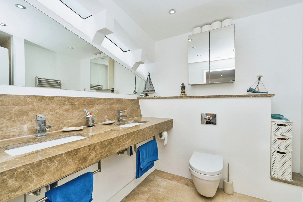 2 bed house boat for sale in Panther Quay, Kingston upon Thames  - Property Image 16