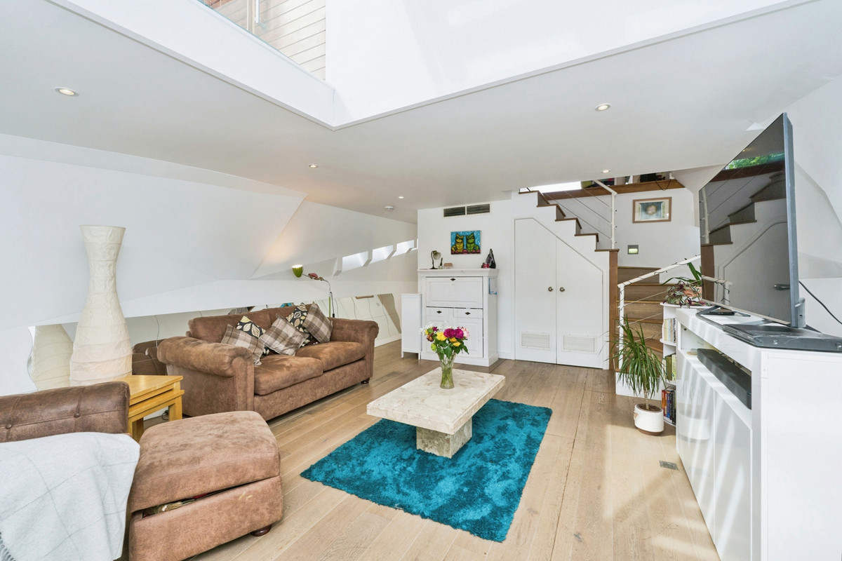 2 bed house boat for sale in Panther Quay, Kingston upon Thames  - Property Image 3