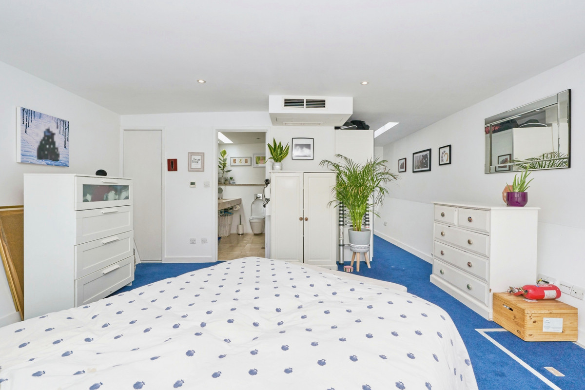 2 bed house boat for sale in Panther Quay, Kingston upon Thames  - Property Image 12