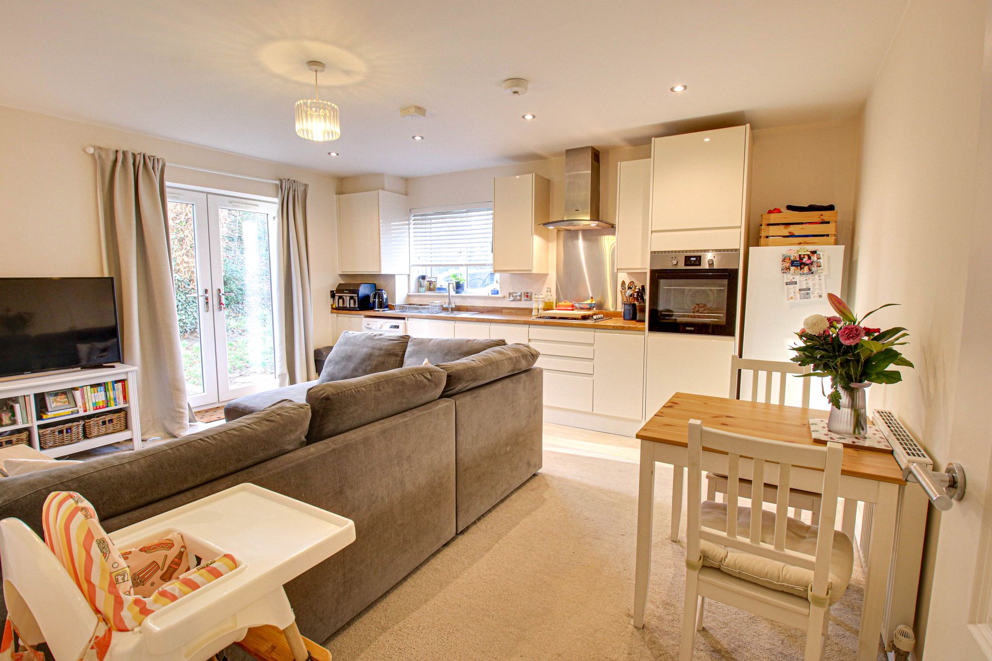 2 bed ground floor flat for sale in Glazebrook Meadows, Glazebrook, WA3  - Property Image 2