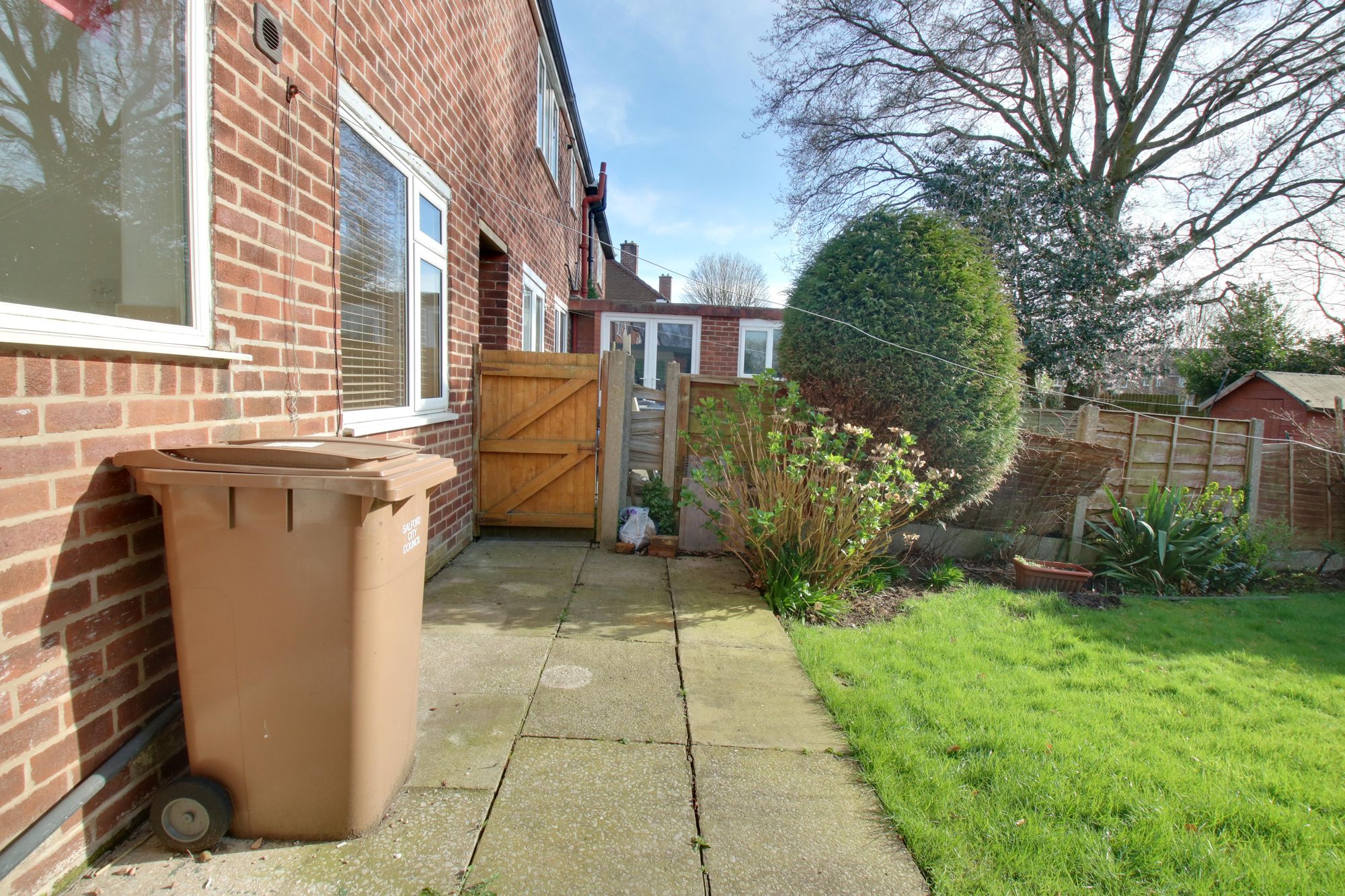 3 bed mid-terraced house to rent in Buckingham Road, Cadishead, M44 13