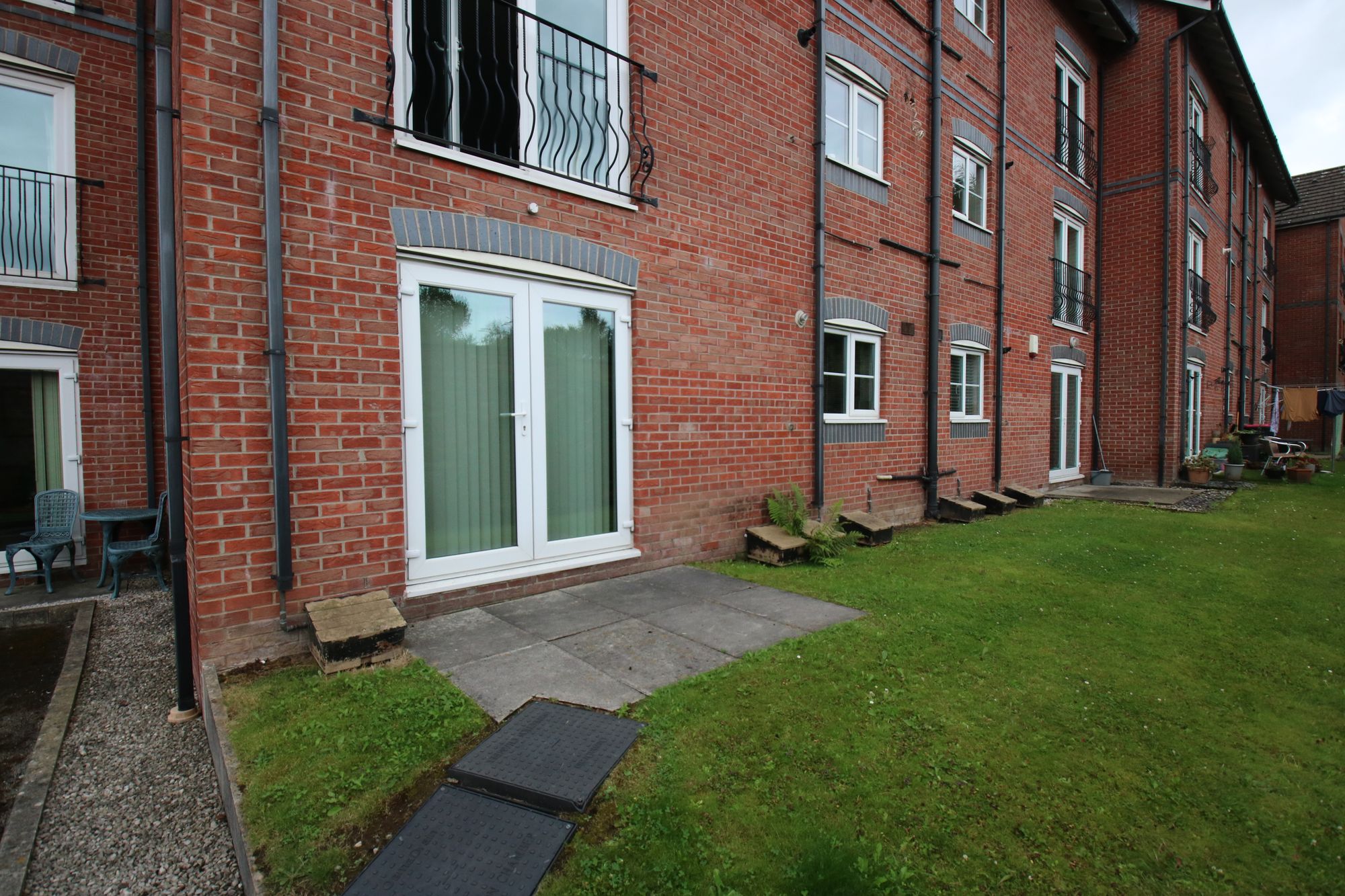 2 bed ground floor flat to rent in Dean Road, Manchester  - Property Image 8