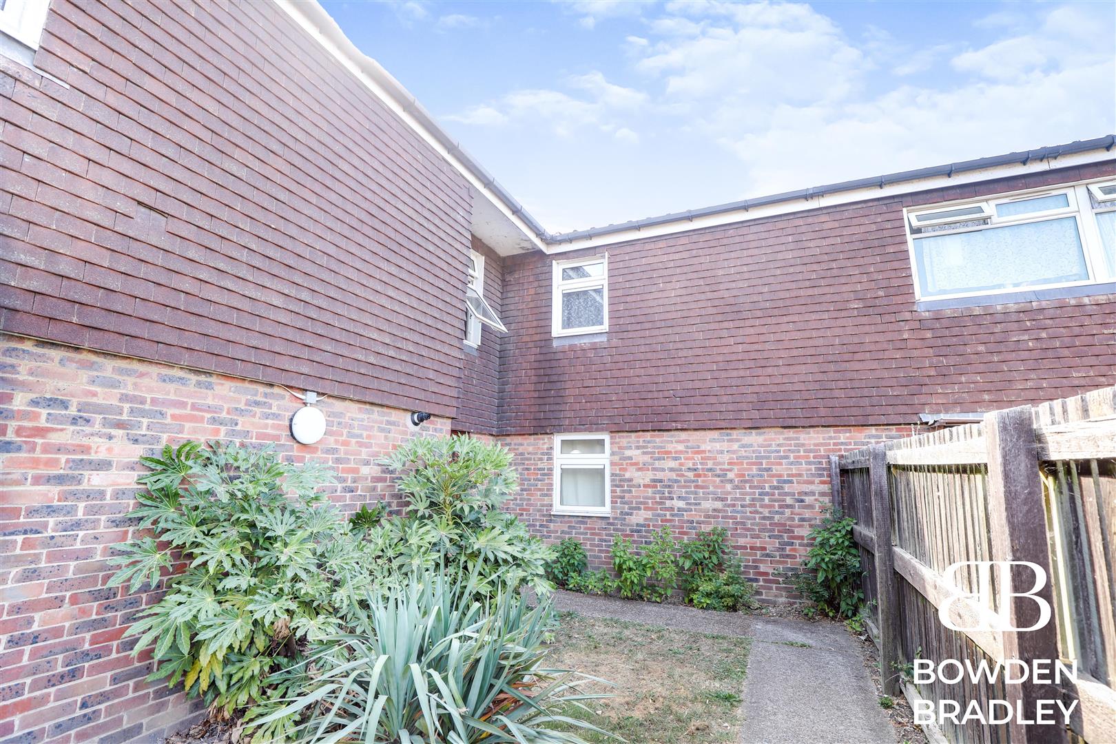 1 bed flat for sale in Mulberry Way, Barkingside  - Property Image 1