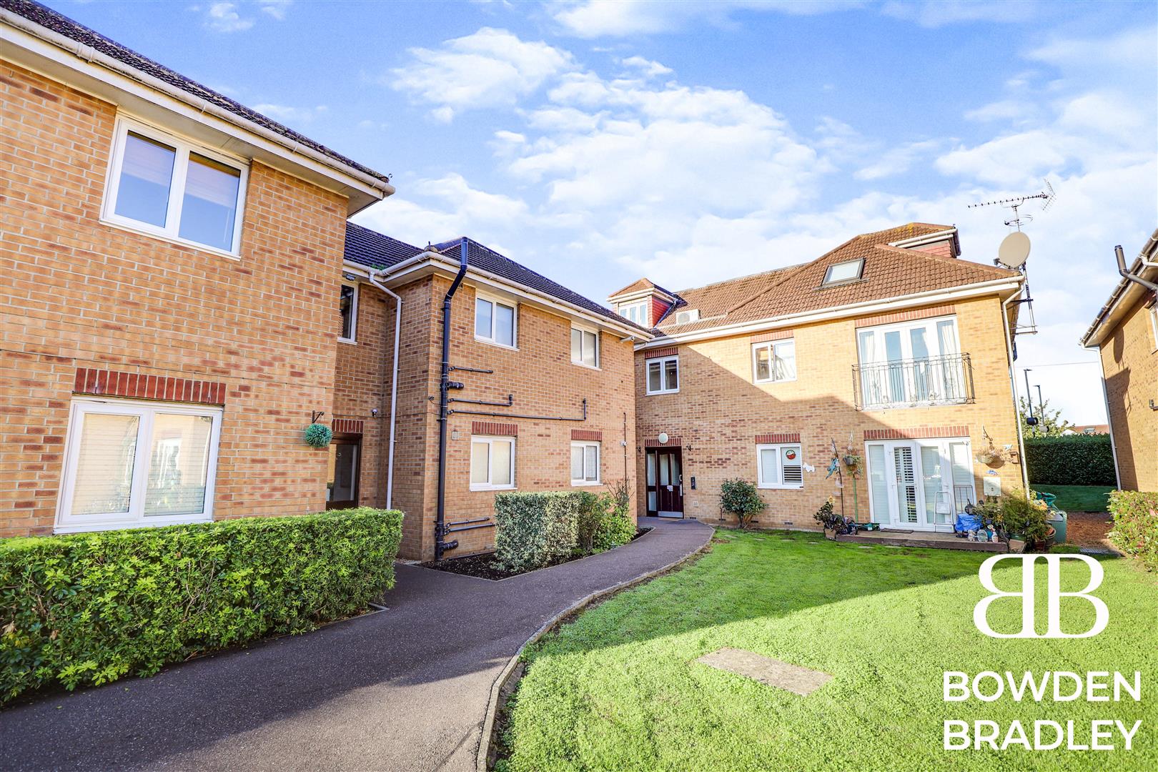 2 bed flat to rent in Lodge Lane, Romford, RM5 (ref 511924) Bowden