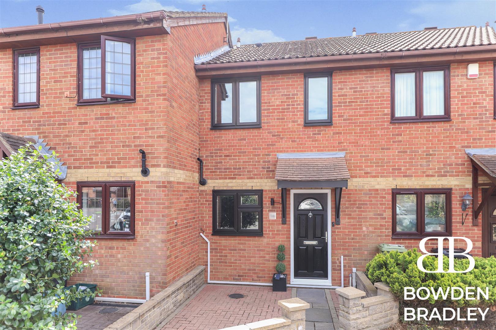 2 bed terraced house for sale in Hazelwood Park Close, Chigwell  - Property Image 1