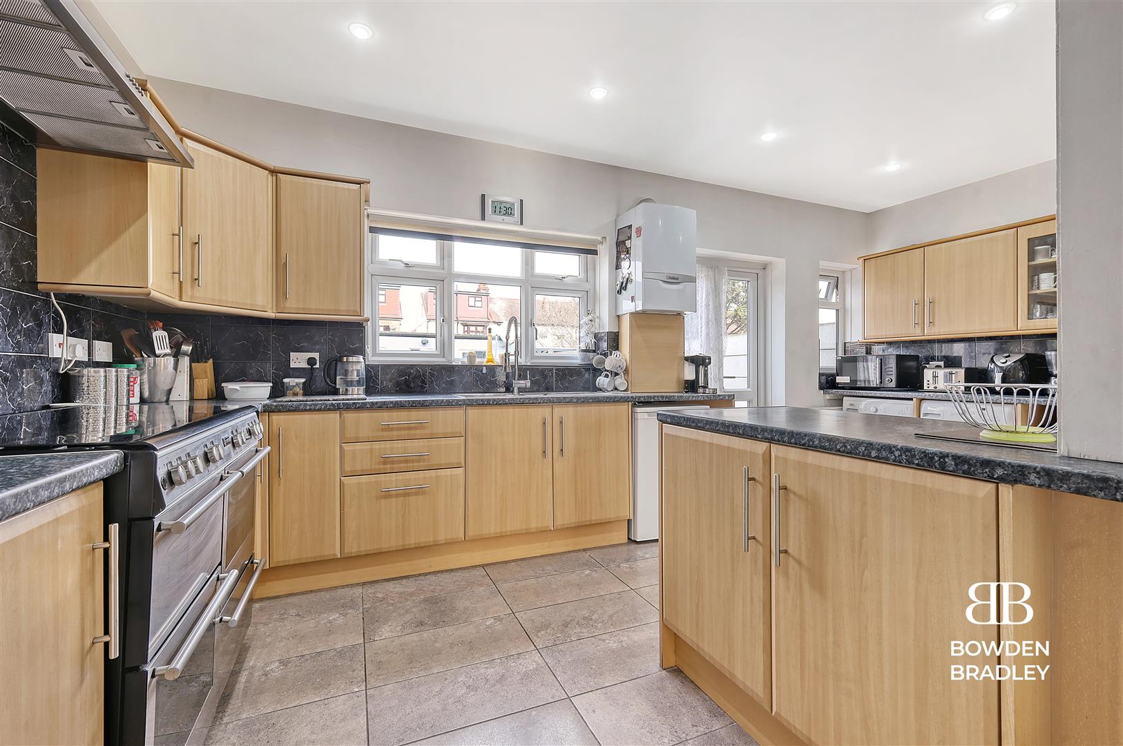 3 bed terraced house for sale in Sandhurst Drive, Goodmayes  - Property Image 9