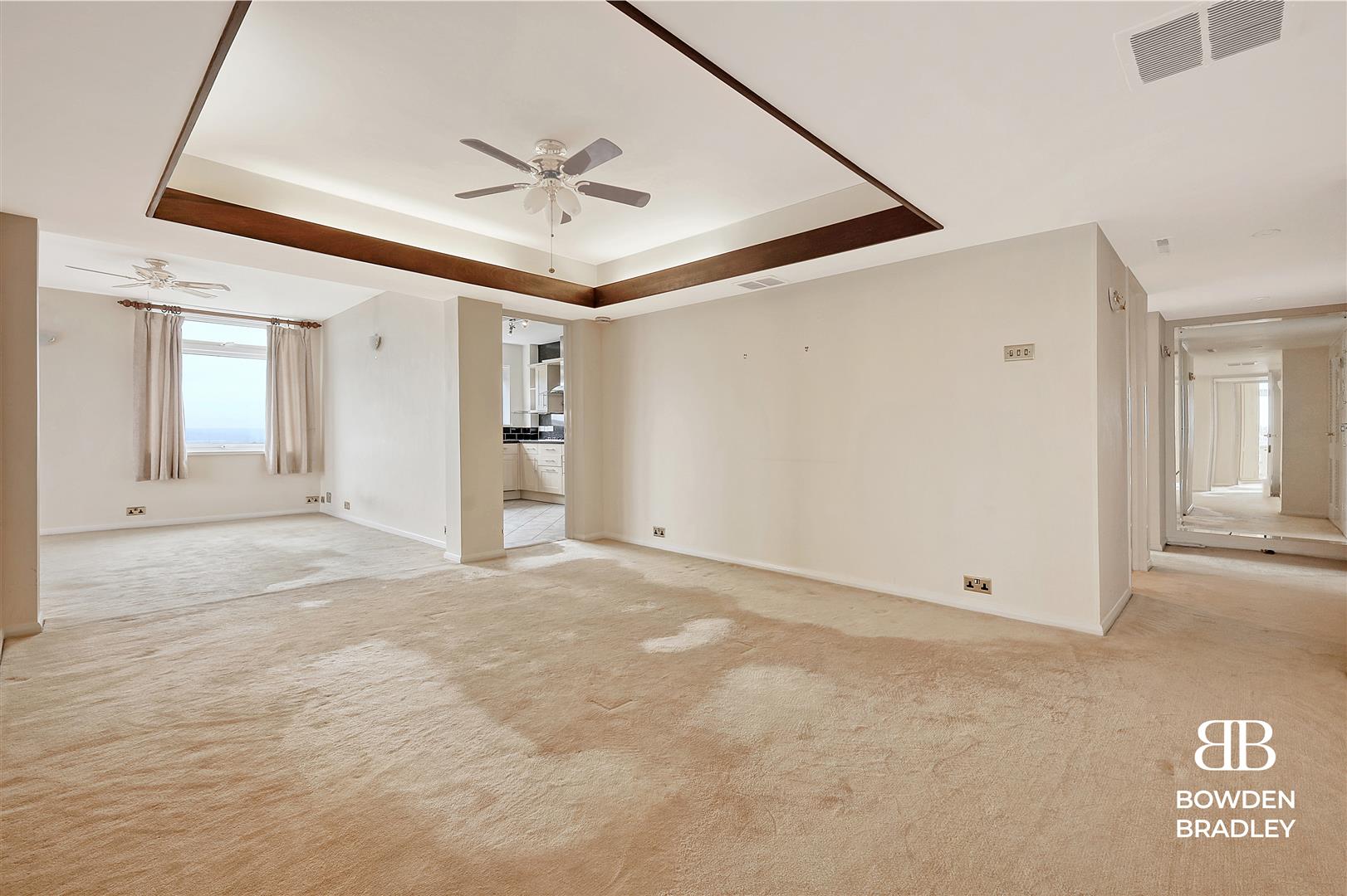 3 bed flat for sale in The Bowls, Chigwell  - Property Image 5