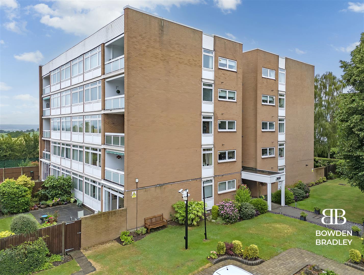 3 bed flat for sale in The Bowls, Chigwell  - Property Image 1