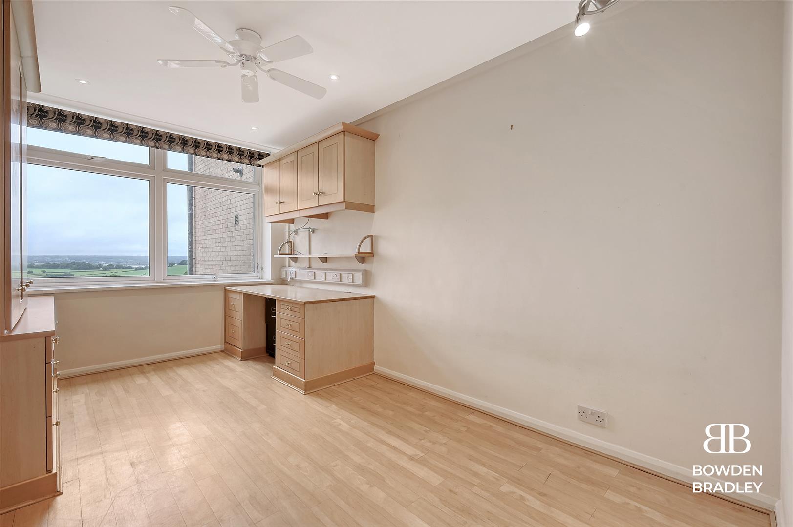 3 bed flat for sale in The Bowls, Chigwell  - Property Image 13