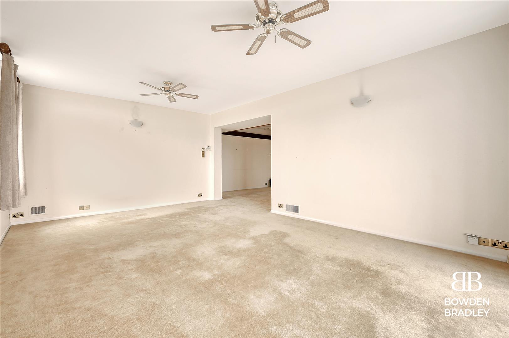 3 bed flat for sale in The Bowls, Chigwell  - Property Image 3