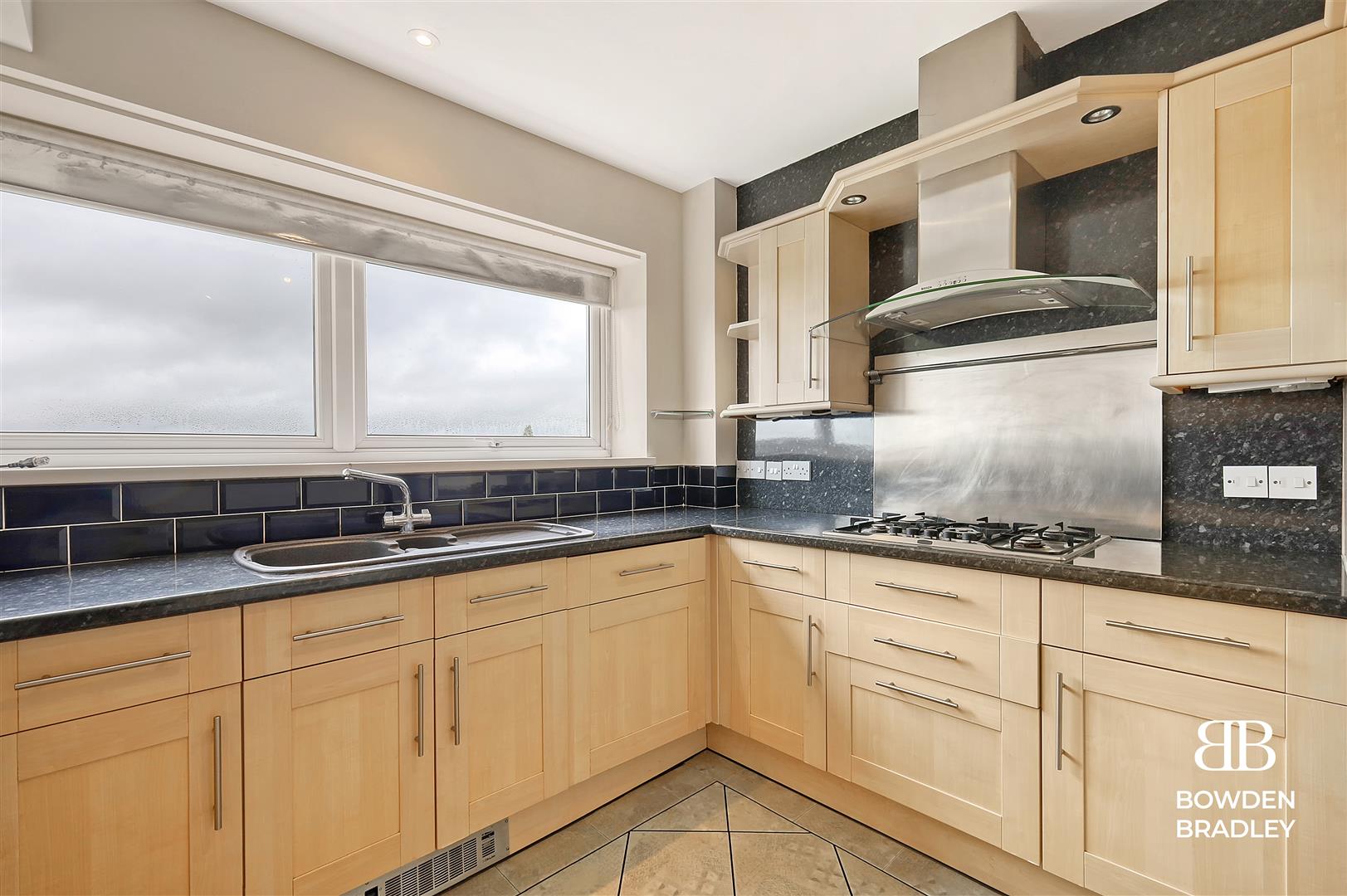 3 bed flat for sale in The Bowls, Chigwell  - Property Image 9