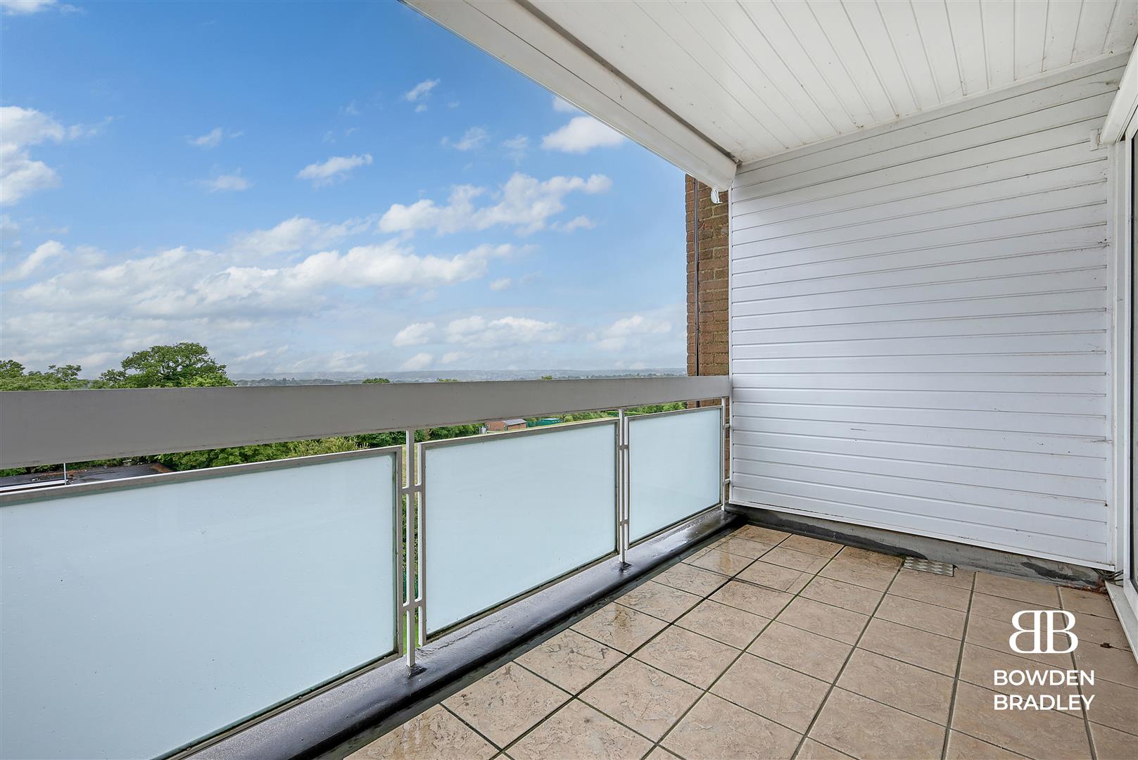 3 bed flat for sale in The Bowls, Chigwell  - Property Image 18