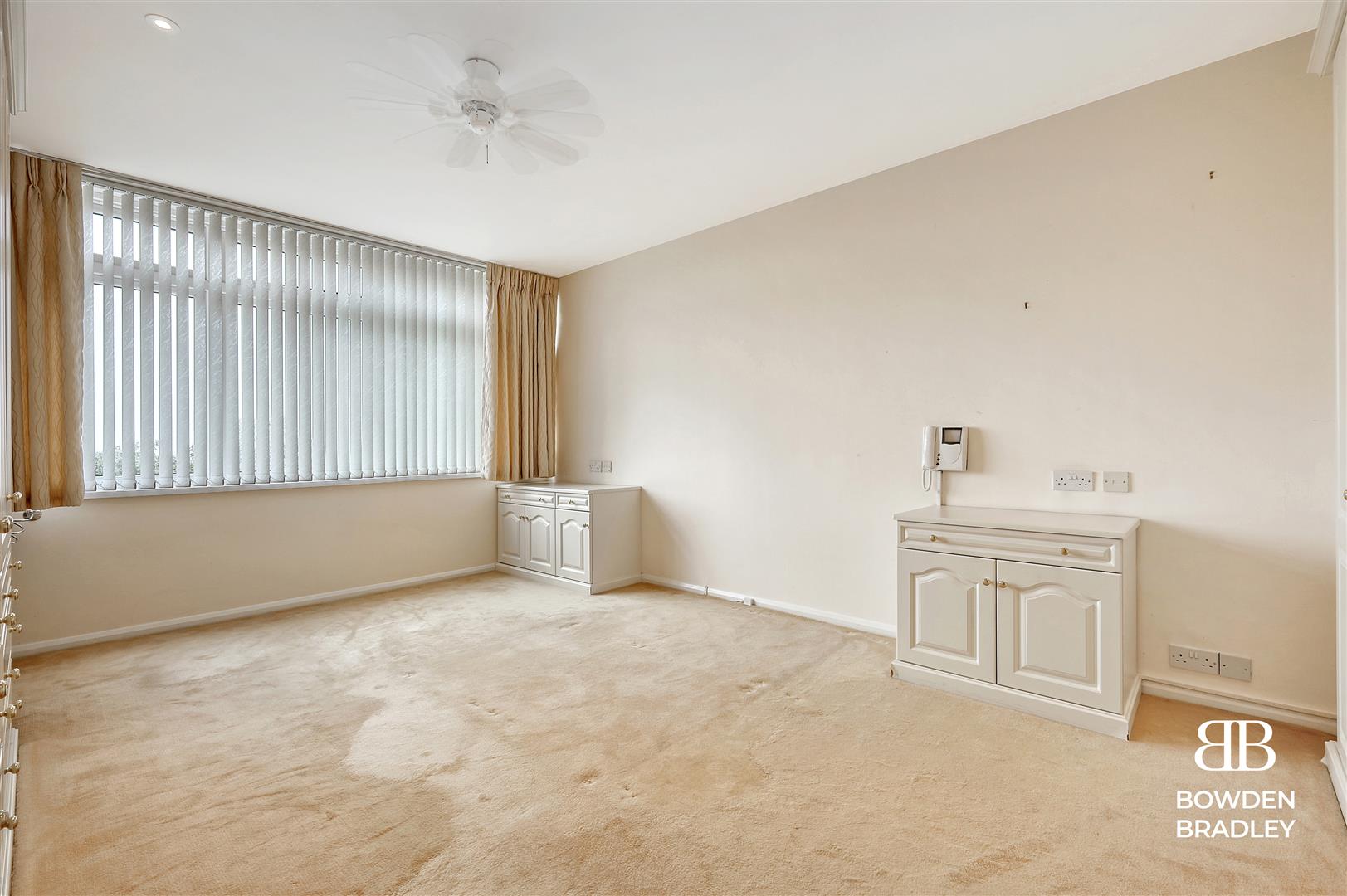 3 bed flat for sale in The Bowls, Chigwell  - Property Image 11