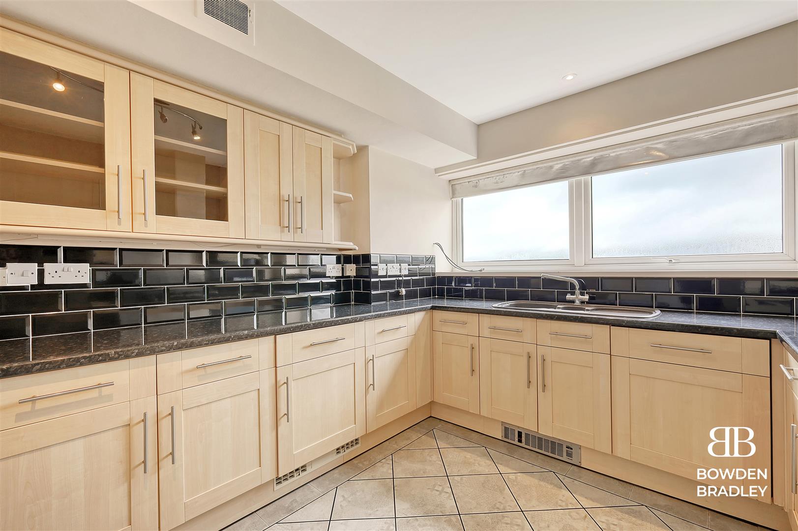 3 bed flat for sale in The Bowls, Chigwell  - Property Image 8