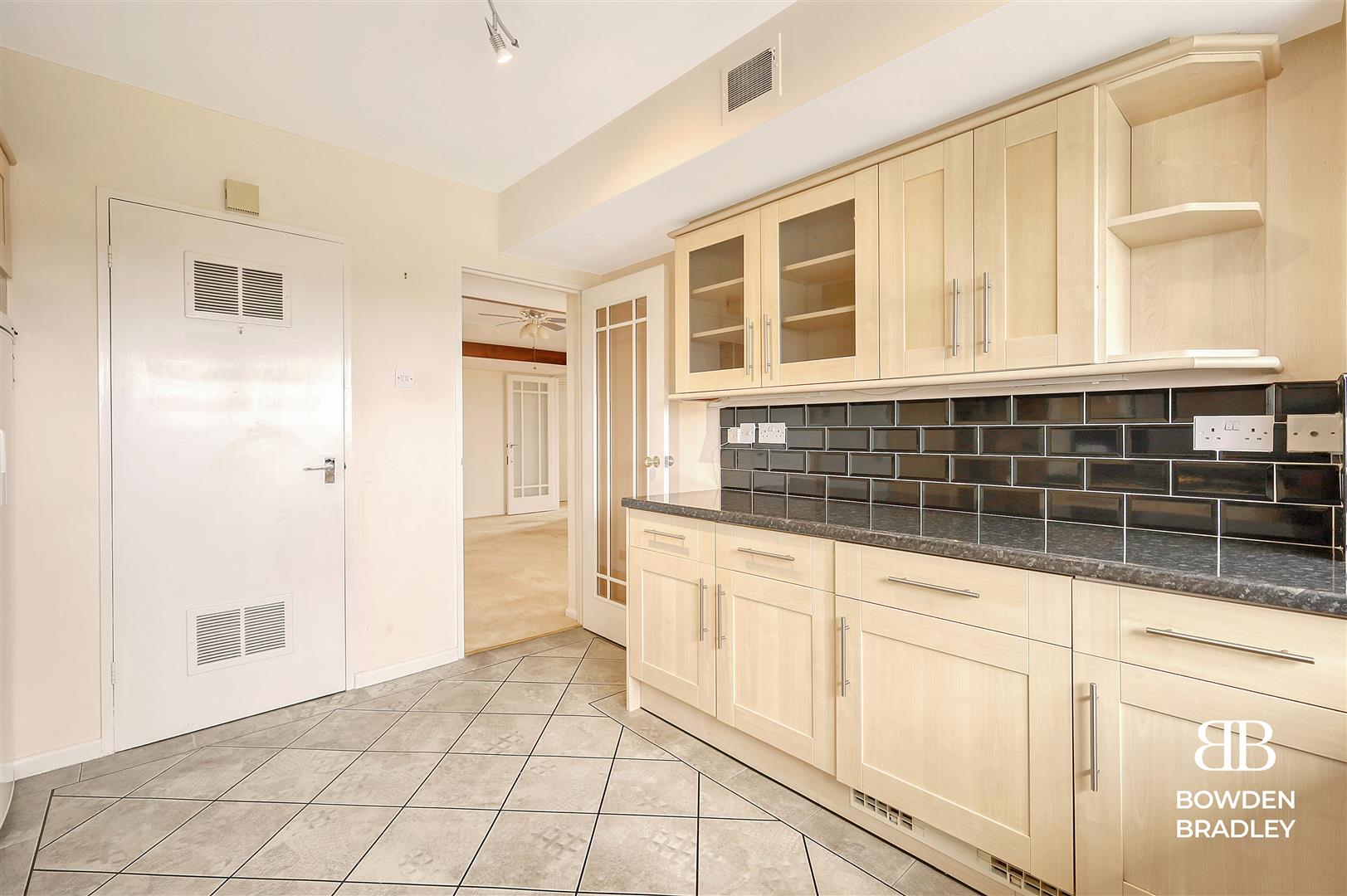 3 bed flat for sale in The Bowls, Chigwell  - Property Image 10