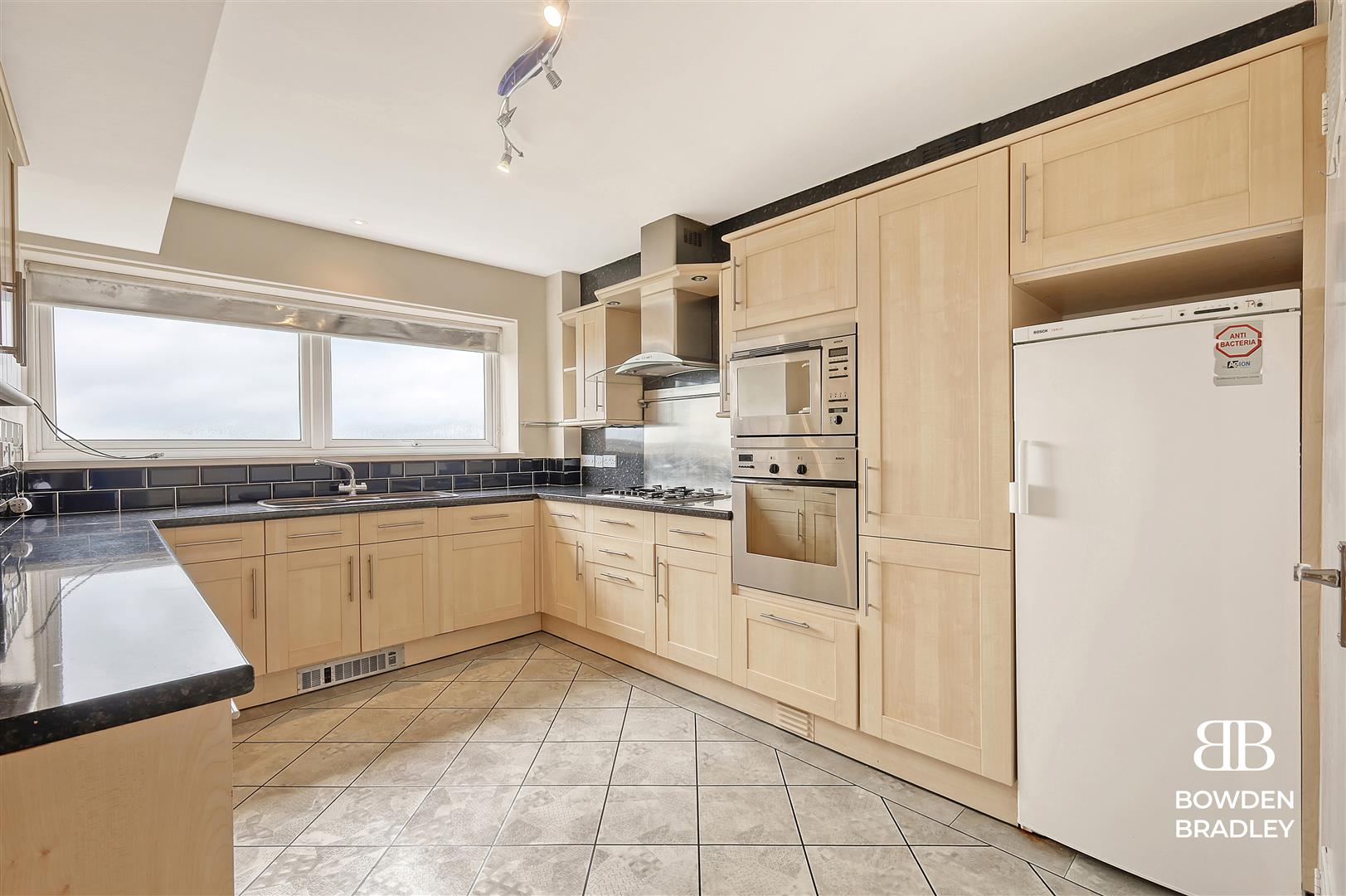 3 bed flat for sale in The Bowls, Chigwell  - Property Image 7