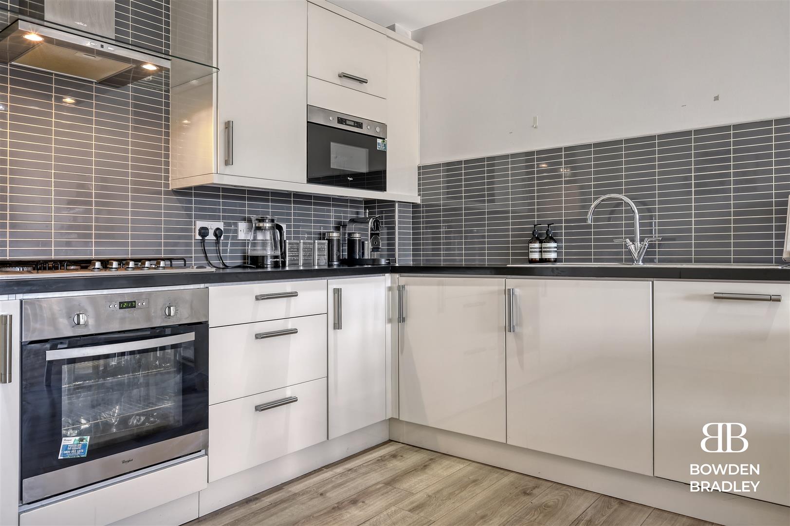 2 bed flat for sale in Yellowpine Way, Chigwell  - Property Image 9