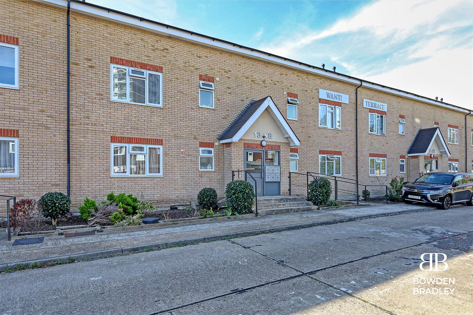 2 bed flat for sale in Yellowpine Way, Chigwell  - Property Image 2