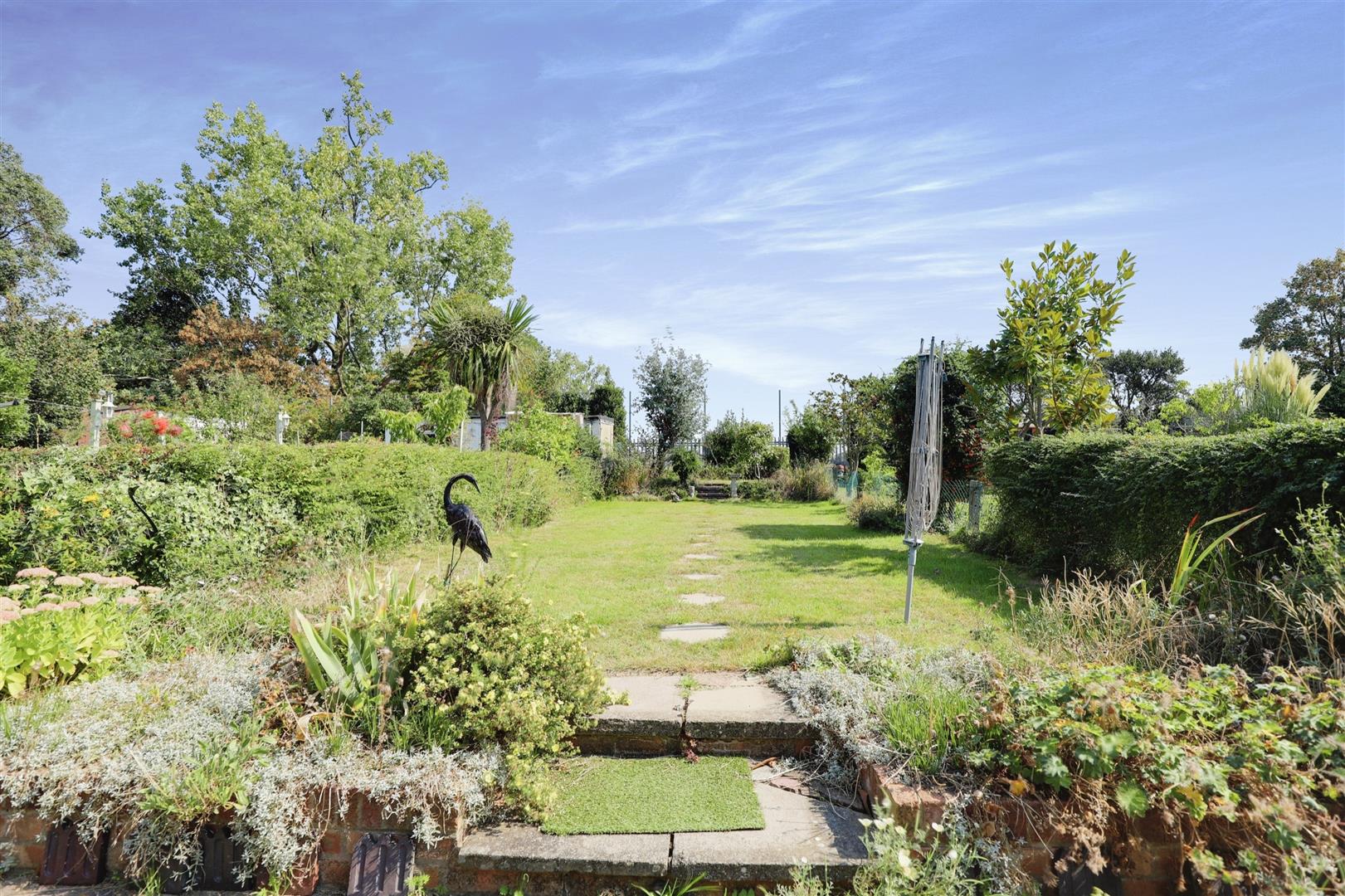 3 bed semi-detached house for sale in Blackbush Avenue, Romford  - Property Image 4