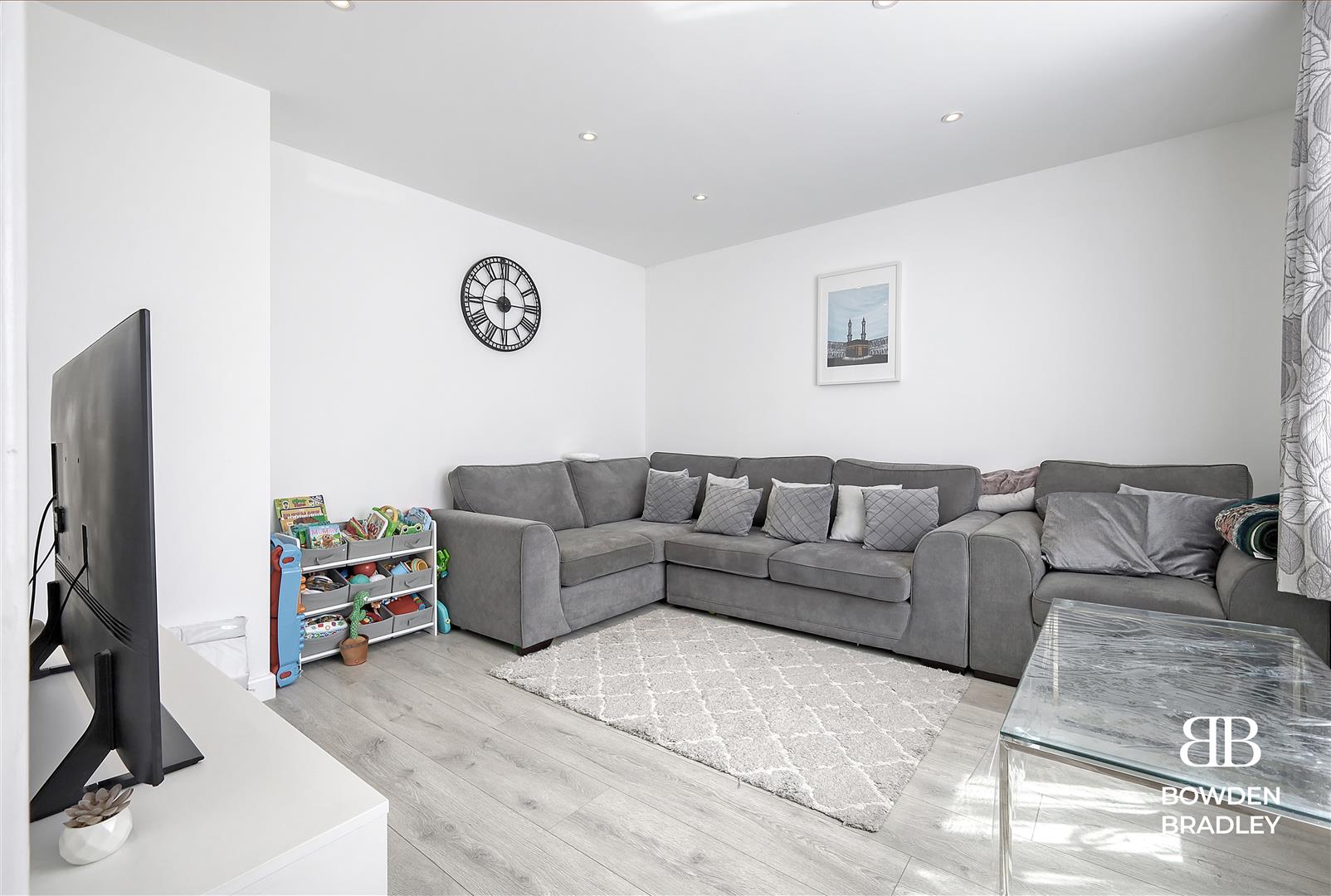 4 bed terraced house for sale in Arrowsmith Road, Chigwell  - Property Image 4