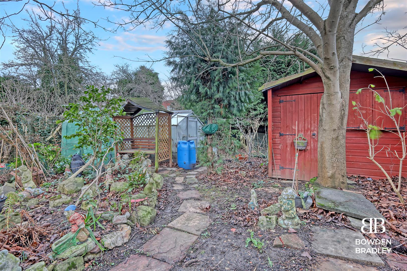 2 bed semi-detached bungalow for sale in Lime Grove, Hainault  - Property Image 12