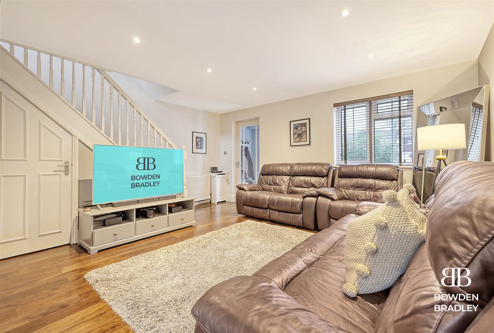 3 bed terraced house for sale in Elmswood, Chigwell  - Property Image 3