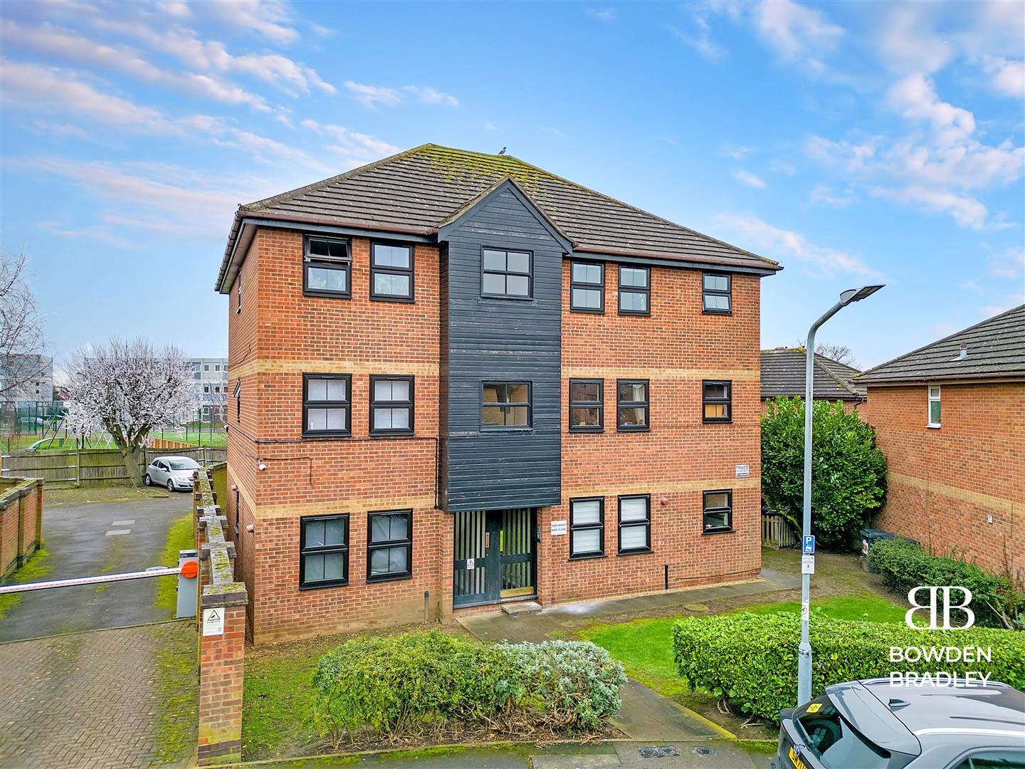 2 bed flat for sale in Hazelwood Park Close, Chigwell  - Property Image 1