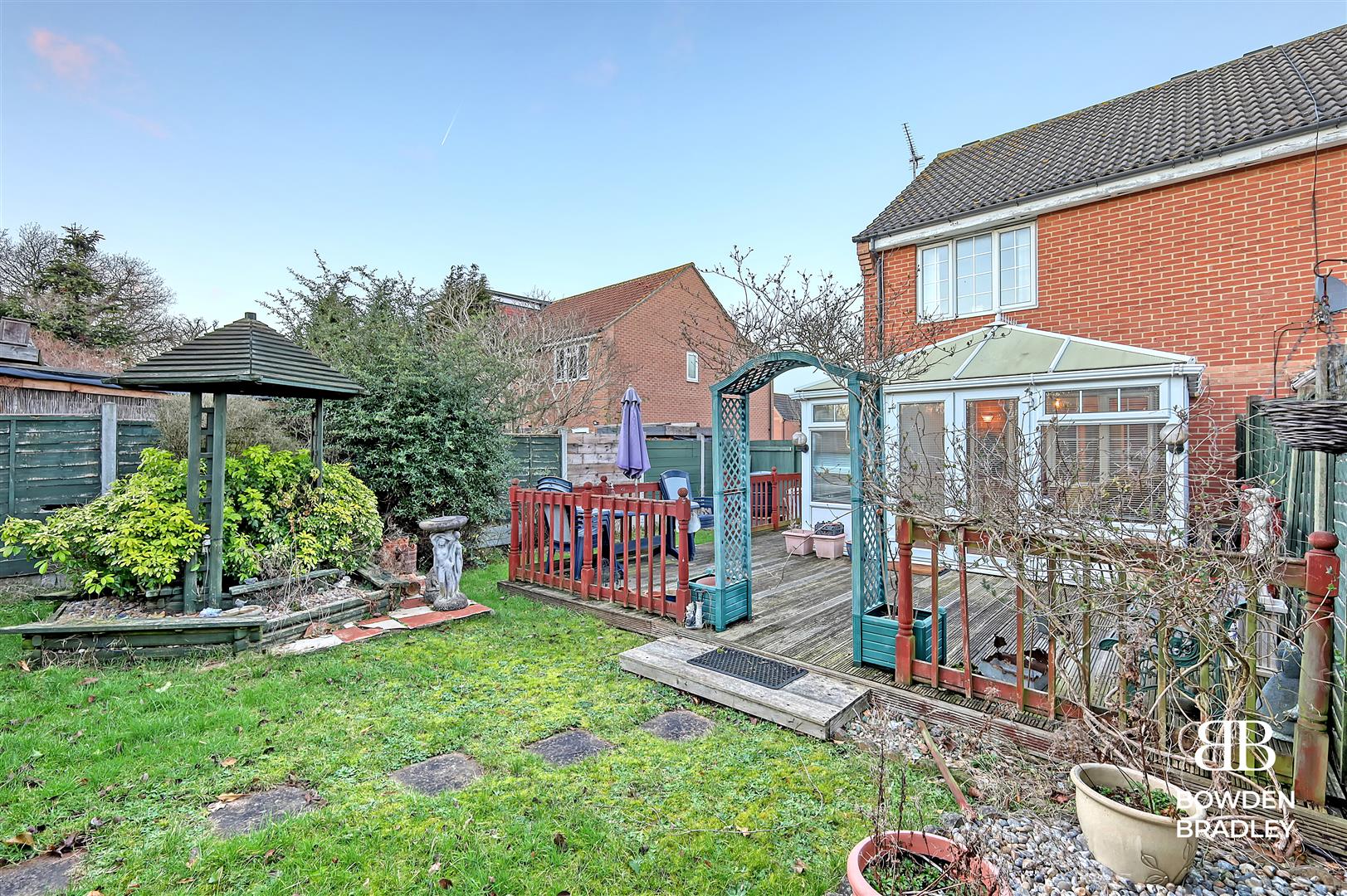 2 bed end of terrace house for sale in Wren Drive, Waltham Abbey  - Property Image 2