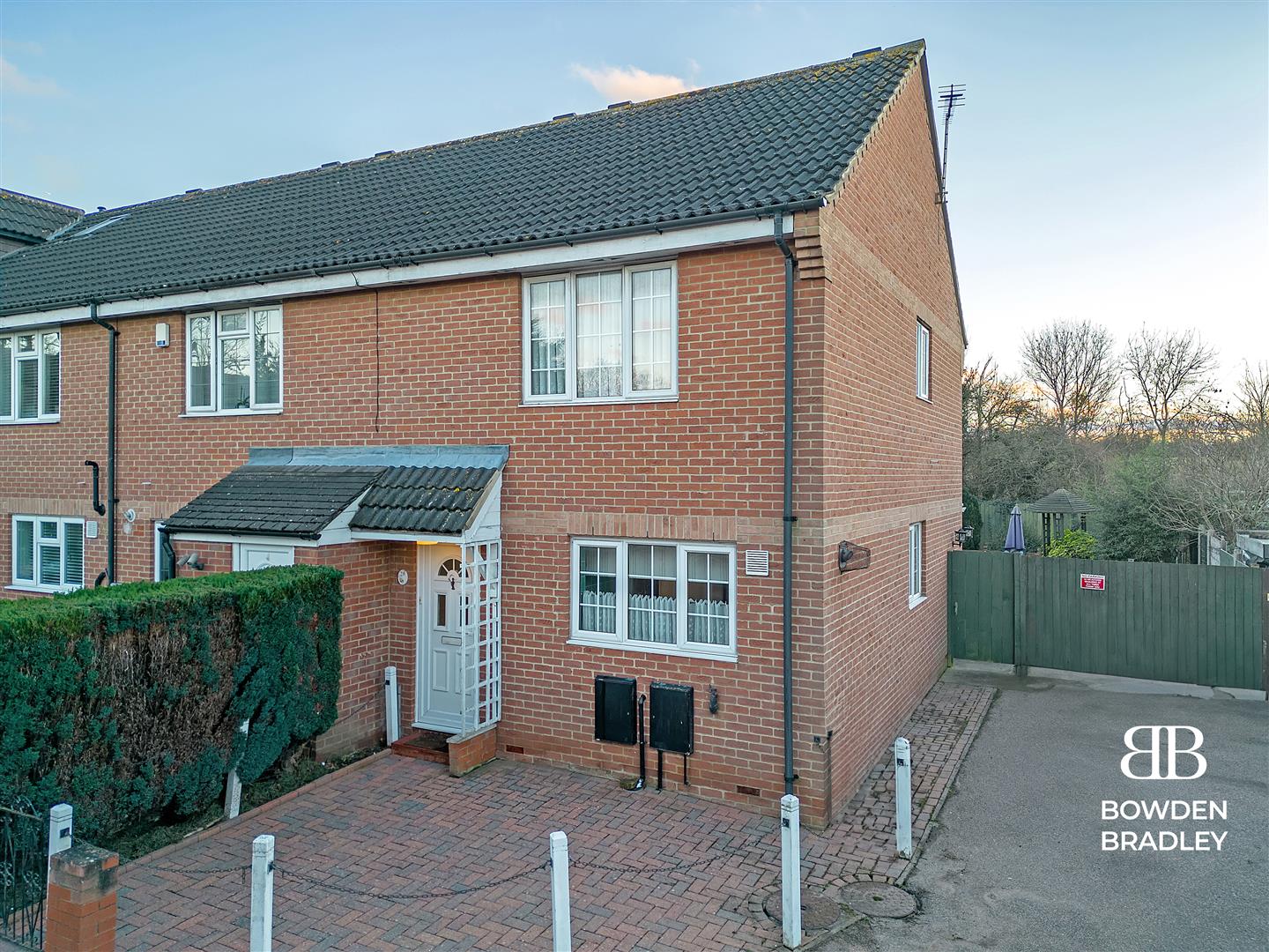 2 bed end of terrace house for sale in Wren Drive, Waltham Abbey  - Property Image 1