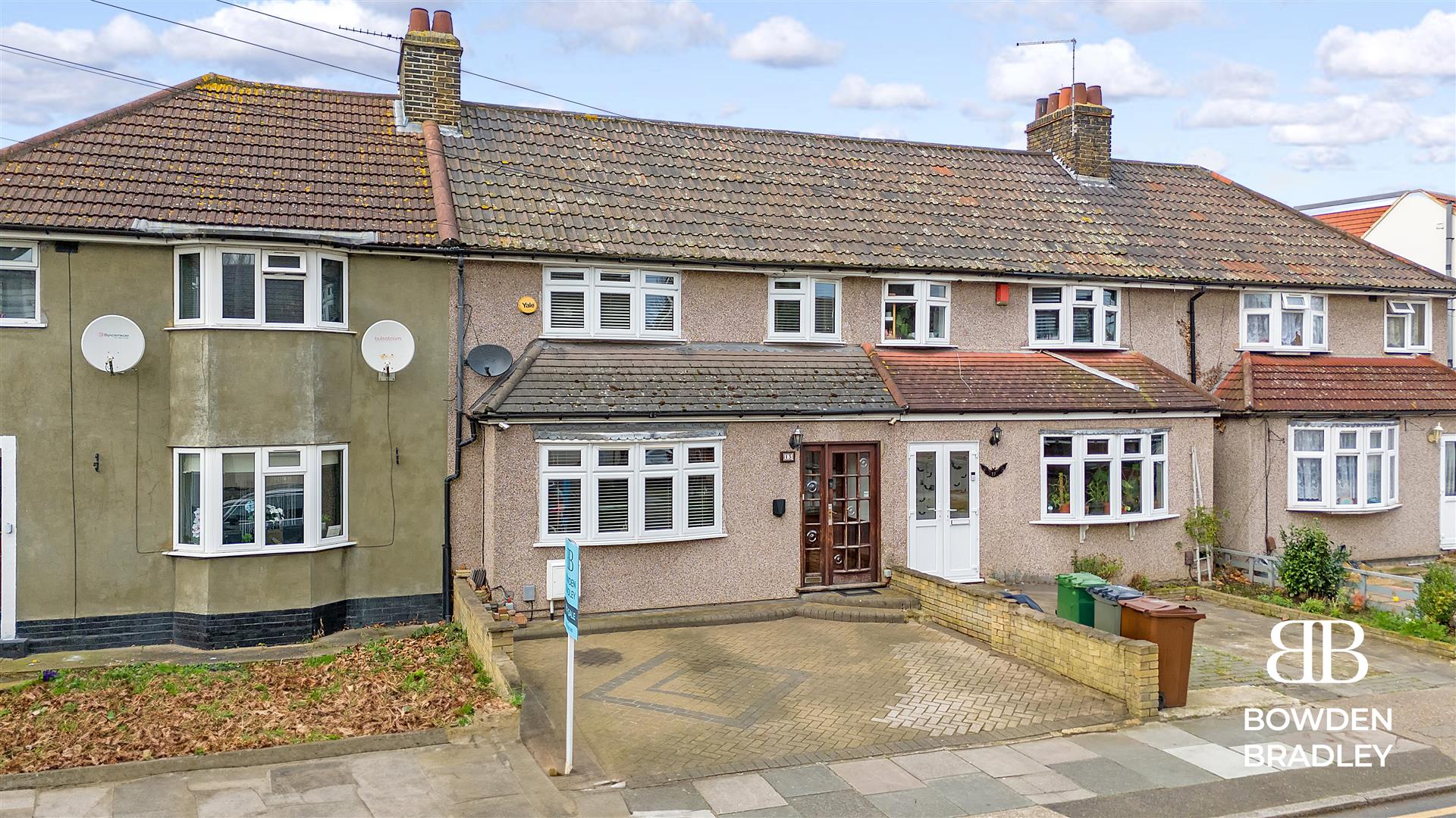 3 bed terraced house for sale in Meadow Road, Barking  - Property Image 1