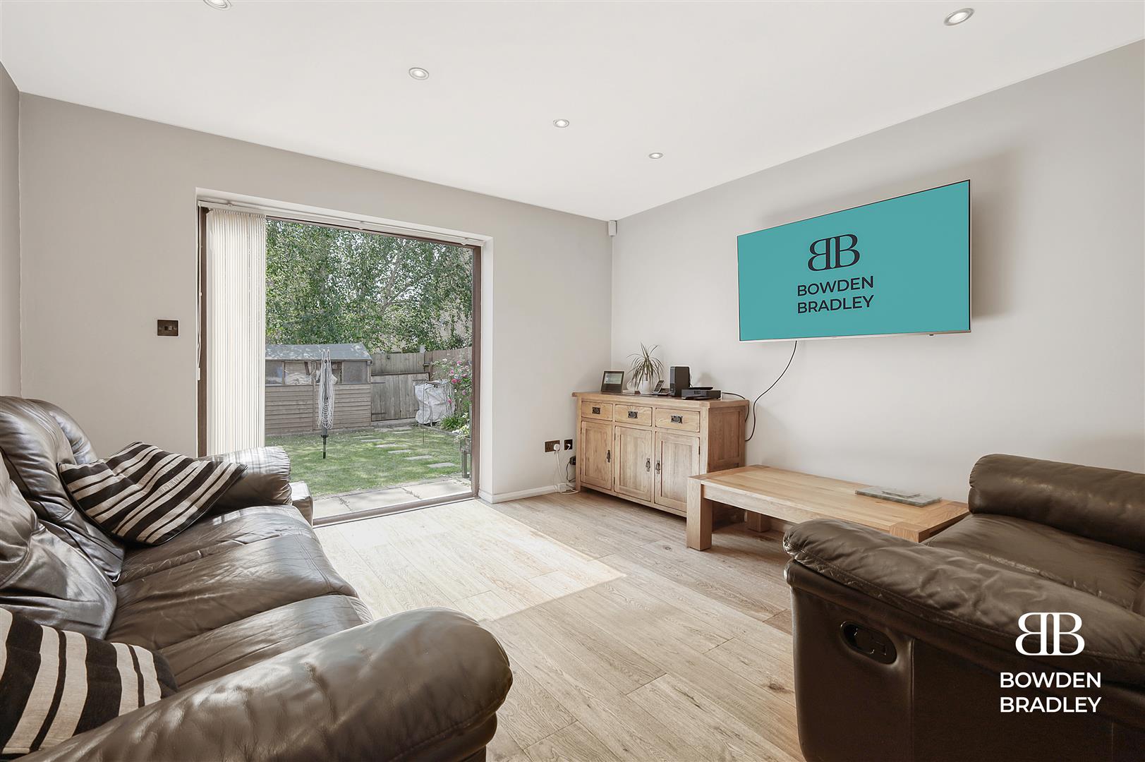 2 bed semi-detached house for sale in Hazelwood Park Close, Chigwell  - Property Image 5