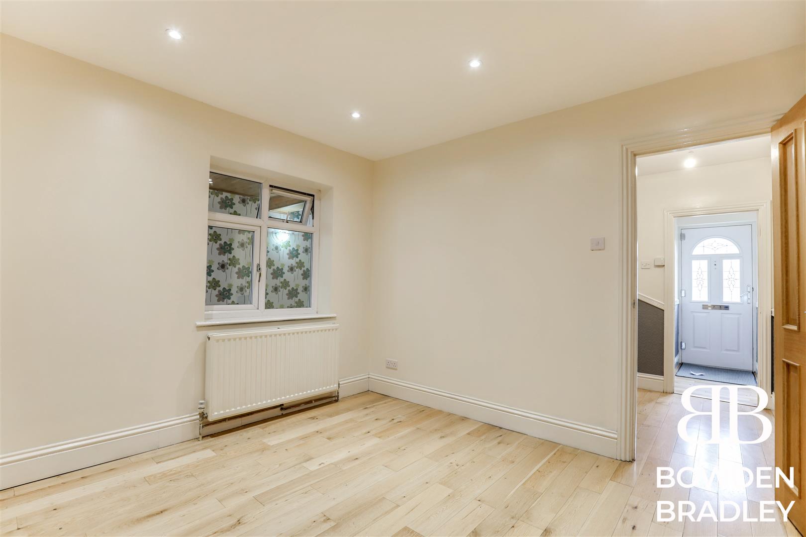 3 bed semi-detached house for sale in Hillview Avenue, Hornchurch  - Property Image 9