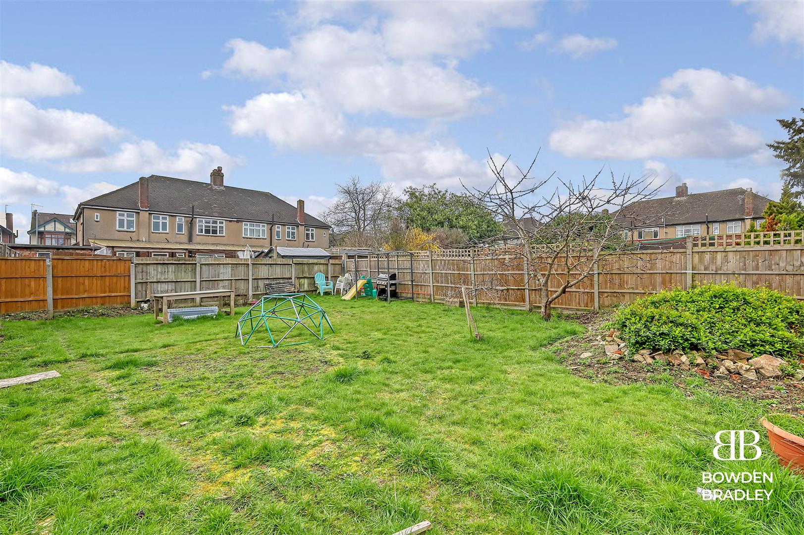 2 bed maisonette for sale in Walden Way, Hainault  - Property Image 2