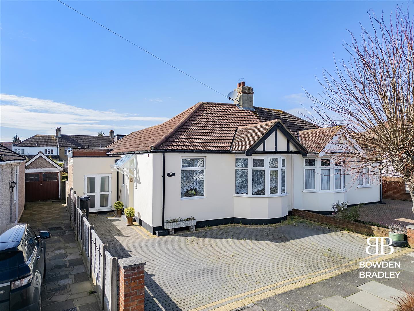 4 bed bungalow for sale in Lime Grove, Hainault  - Property Image 1