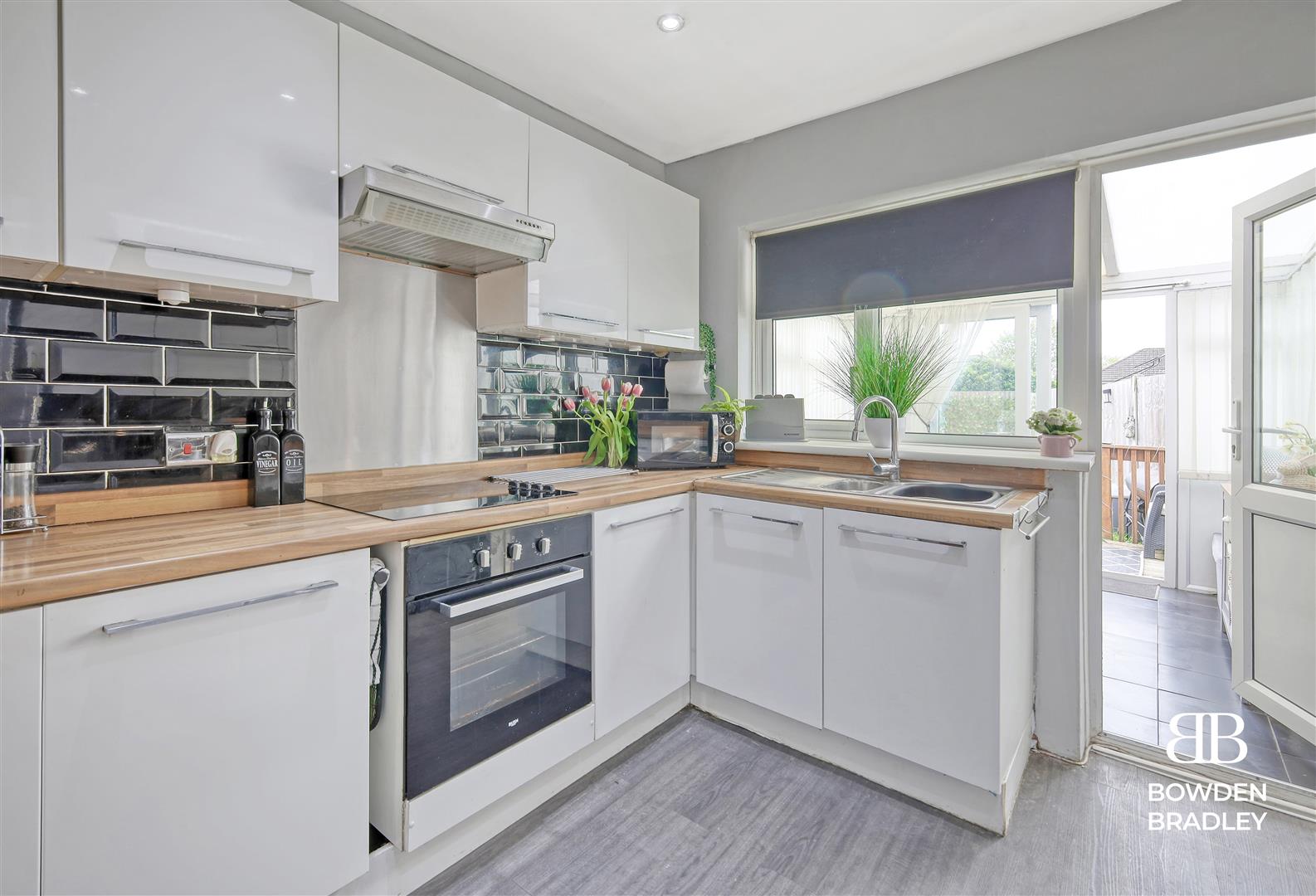 3 bed terraced house for sale in Linley Crescent, Collier Row  - Property Image 6