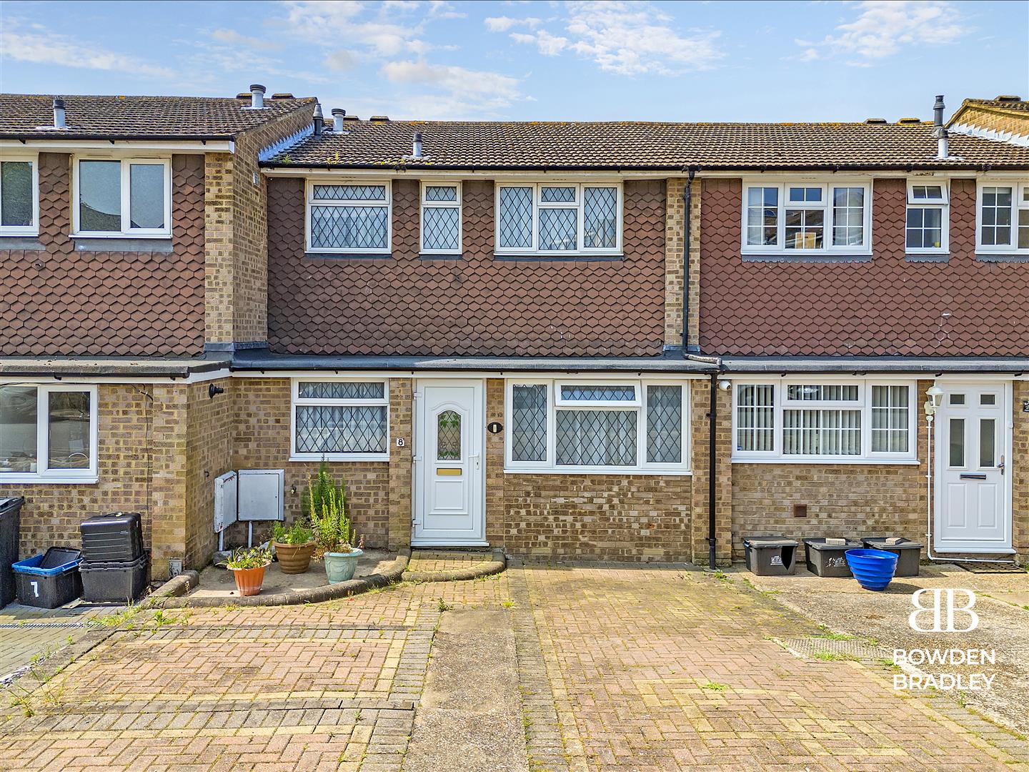 3 bed terraced house for sale in Hannards Way, Hainault  - Property Image 2