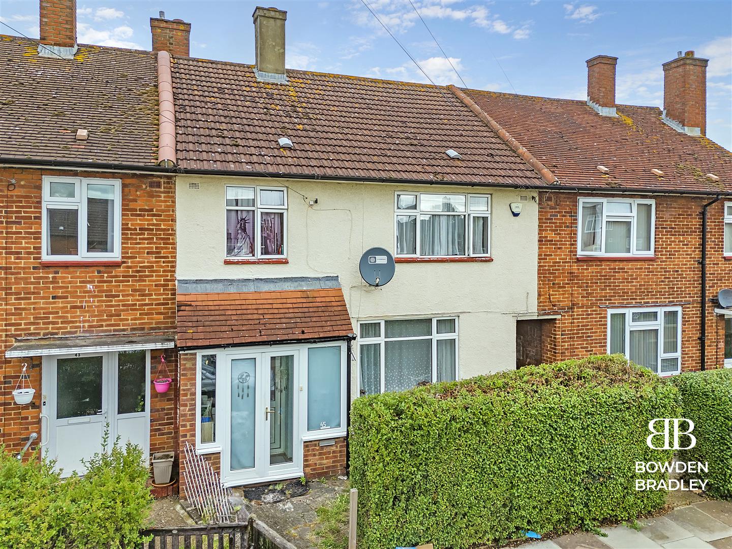 3 bed terraced house for sale in Manford Cross, Chigwell  - Property Image 1