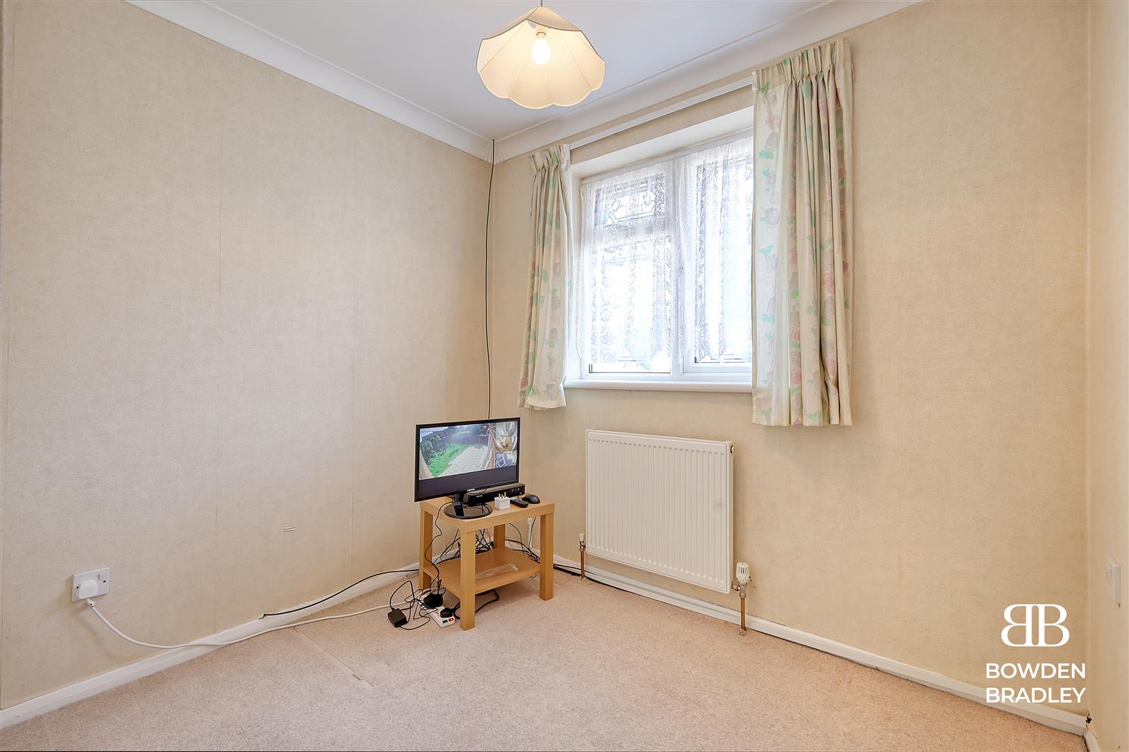 3 bed semi-detached house for sale in Trotwood, Chigwell  - Property Image 15