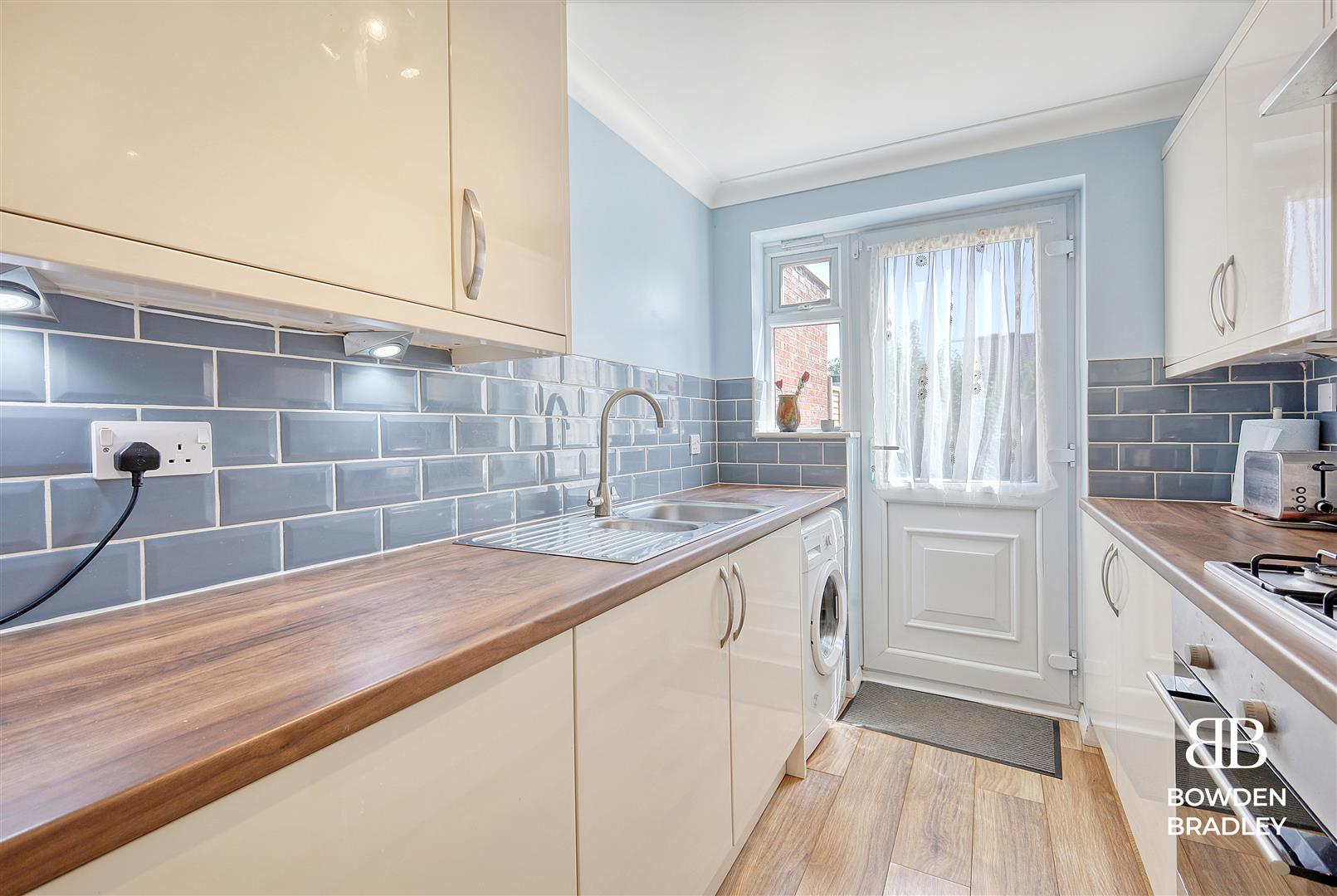 3 bed semi-detached house for sale in Trotwood, Chigwell  - Property Image 9