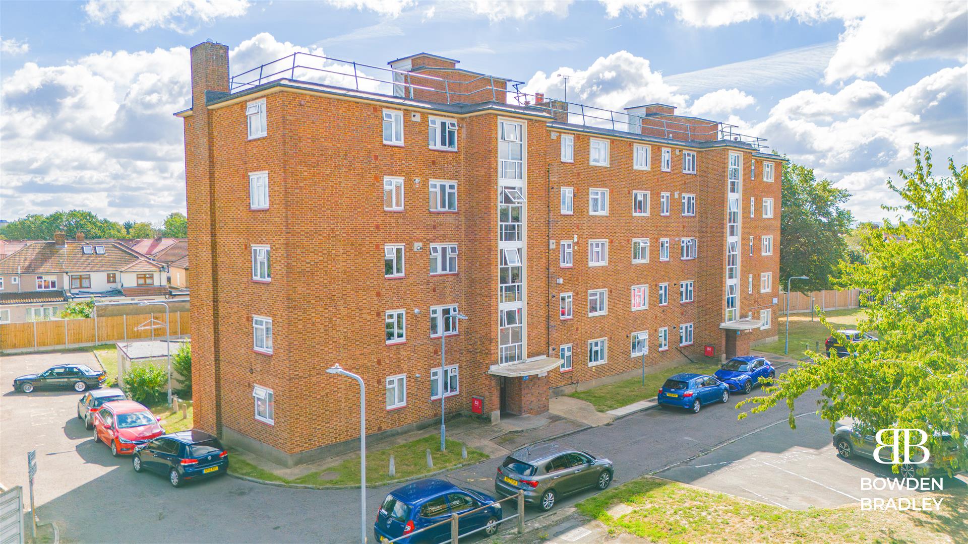 2 bed flat for sale in Longwood Gardens, Hainault  - Property Image 3